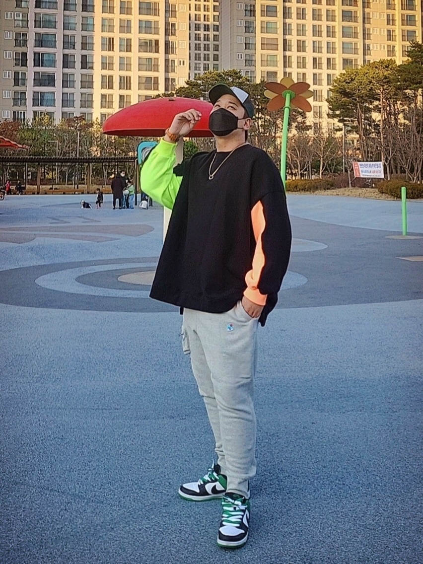 Nike SB Dunk Low Pro Black and Classic Green, Stussy Crown Stock Trucker Cap Forest 착용 스타일 - 1