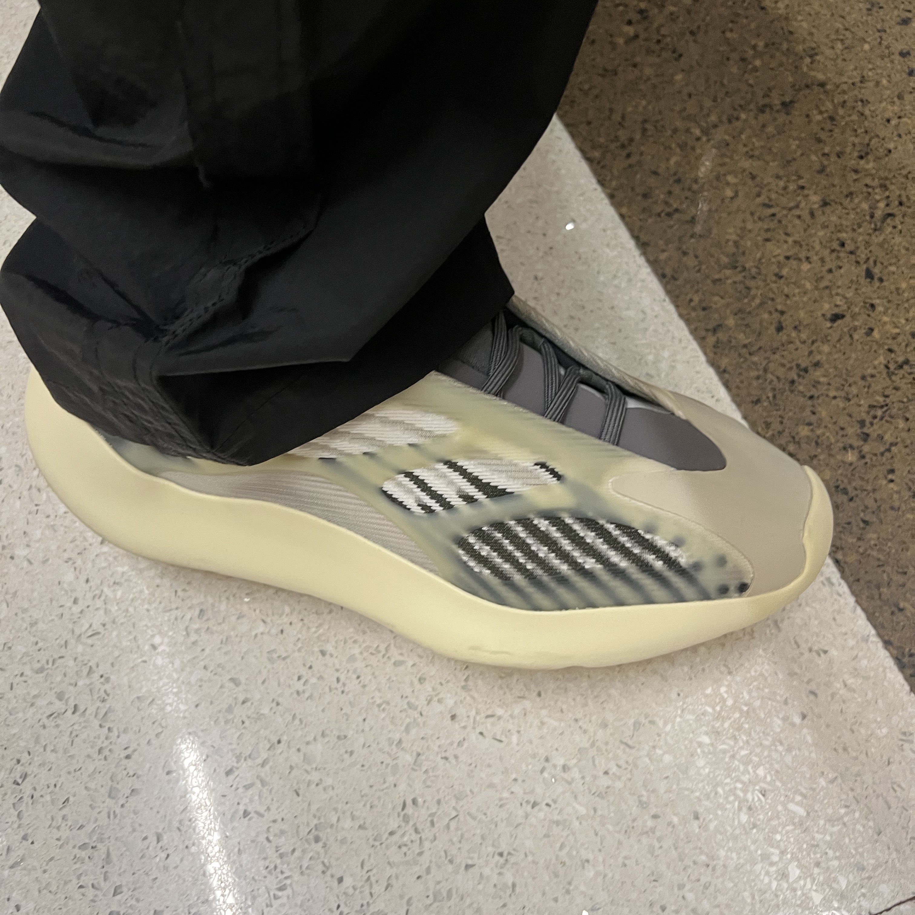 Adidas Yeezy 700 V3 Fade Salt 착용 스타일