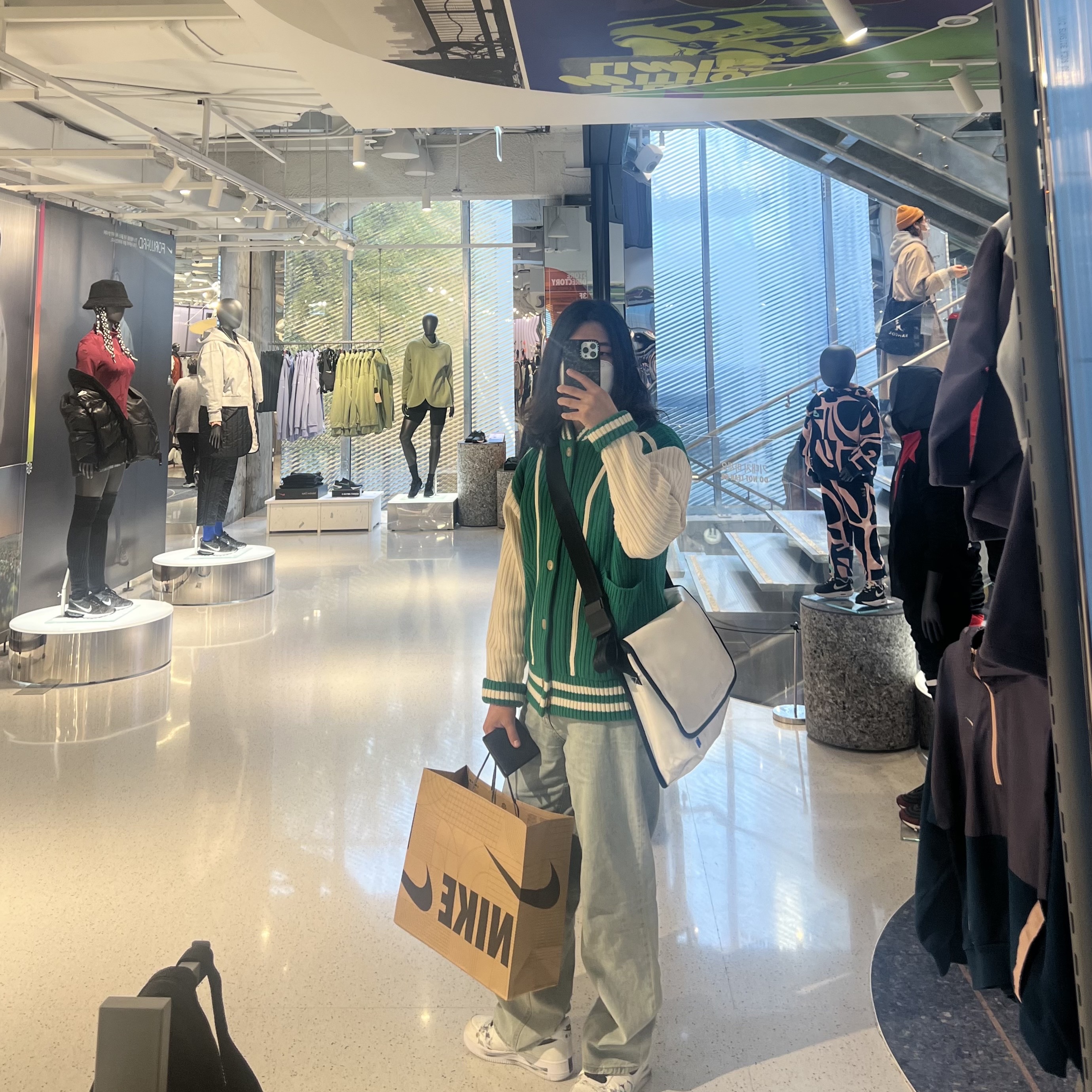 Ader Error Small Trace Esty Messanger Bag White, Ader Error Tomb Cardigan Green 착용 스타일