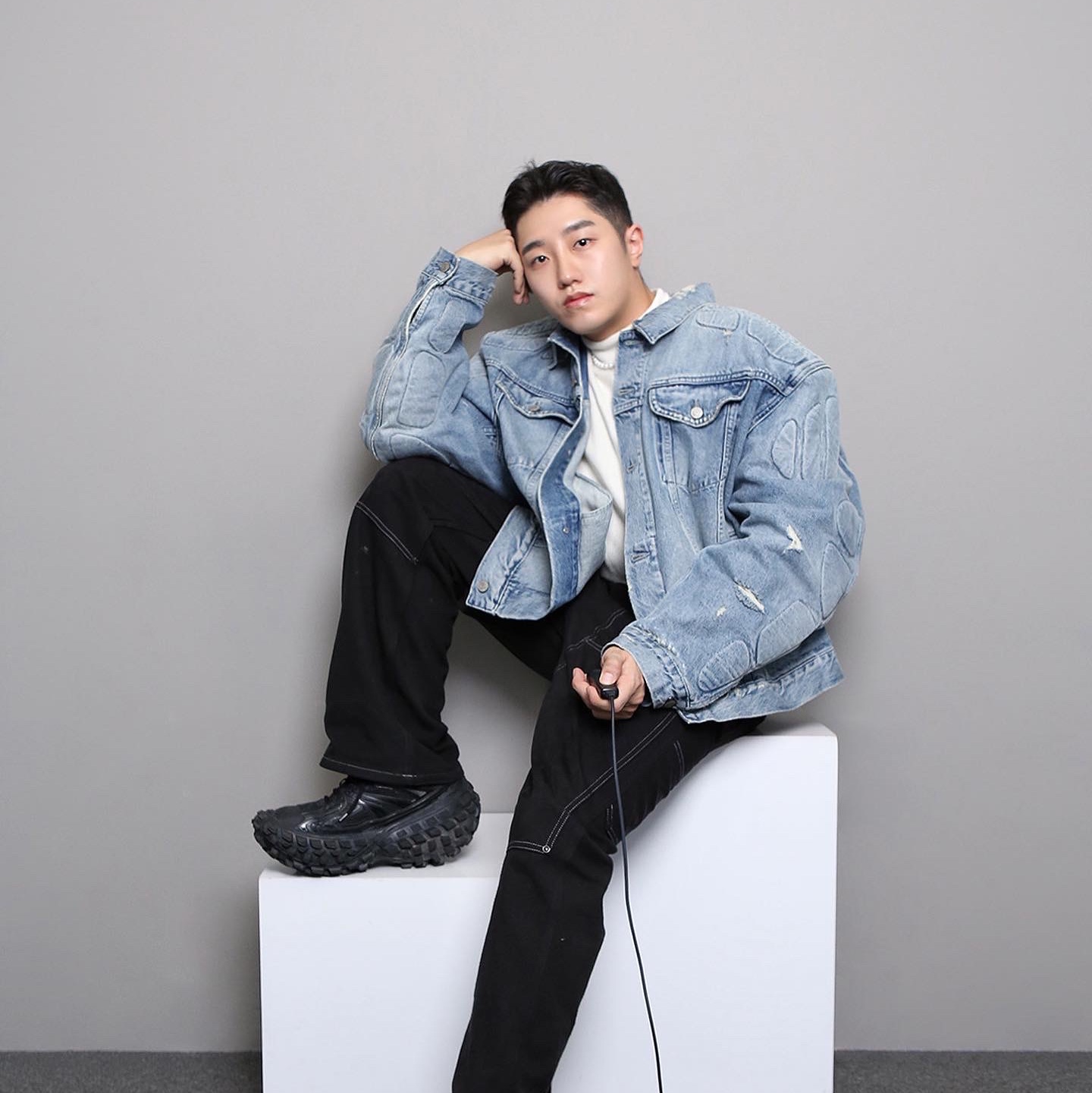 Yeezy Gap Engineered By Balenciaga Padded Denim Jacket Blue, Balenciaga Defender Sneakers Black 착용 스타일 - 4