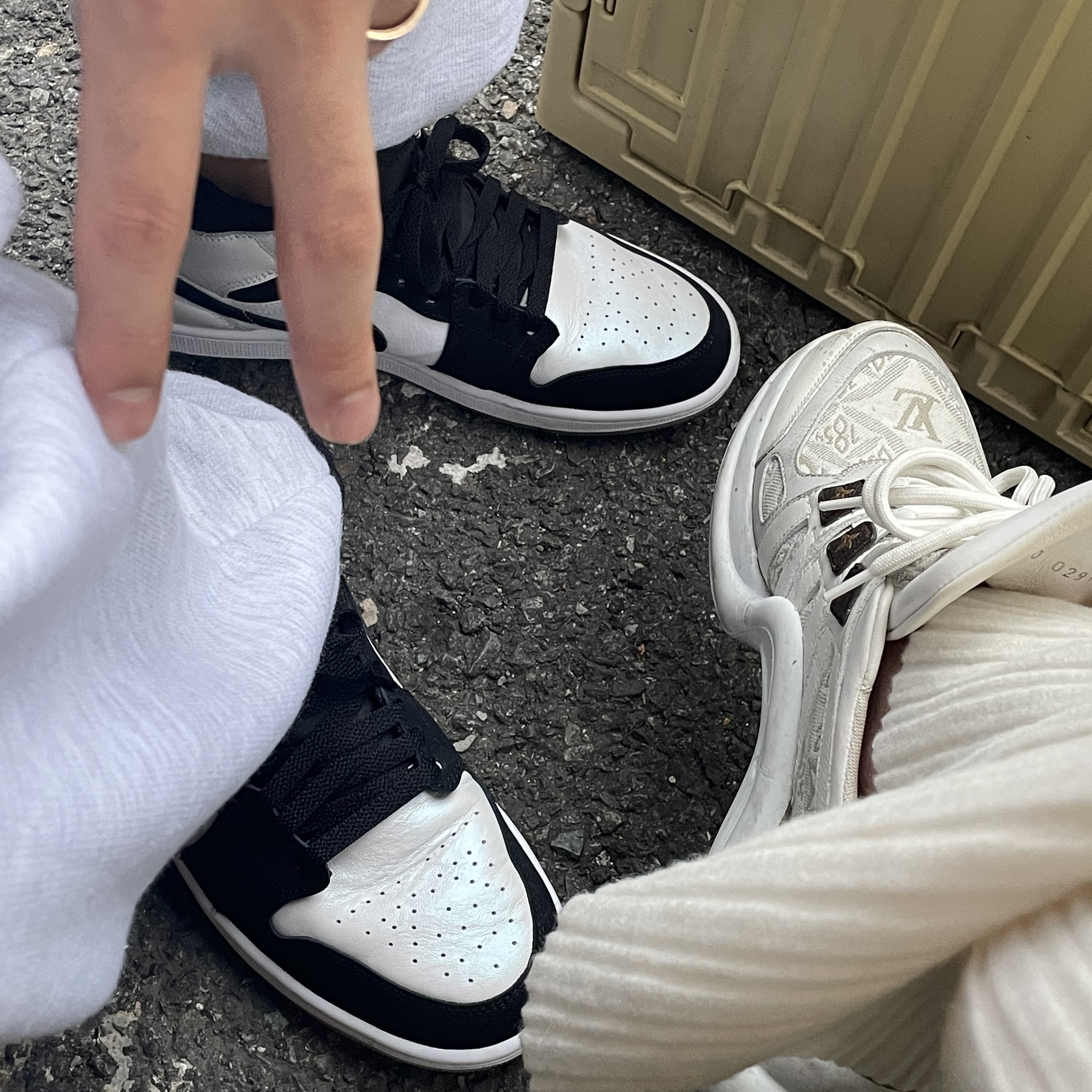 (W) Louis Vuitton LV Archlight Sneakers White 착용 스타일 - 2