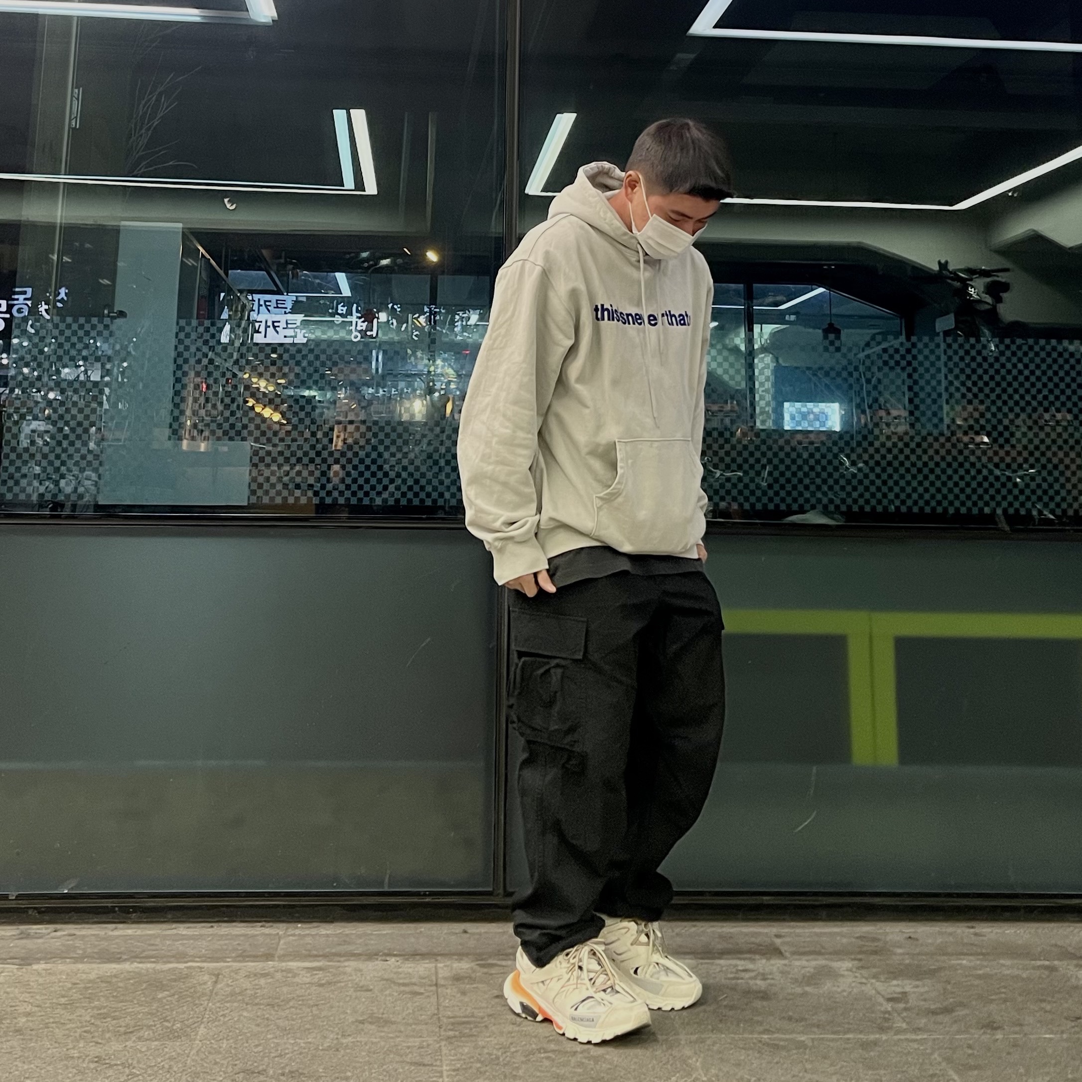 Balenciaga Track Sneakers White Orange 2019, (W) Balenciaga Track Sneakers White Orange 착용 스타일 - 2