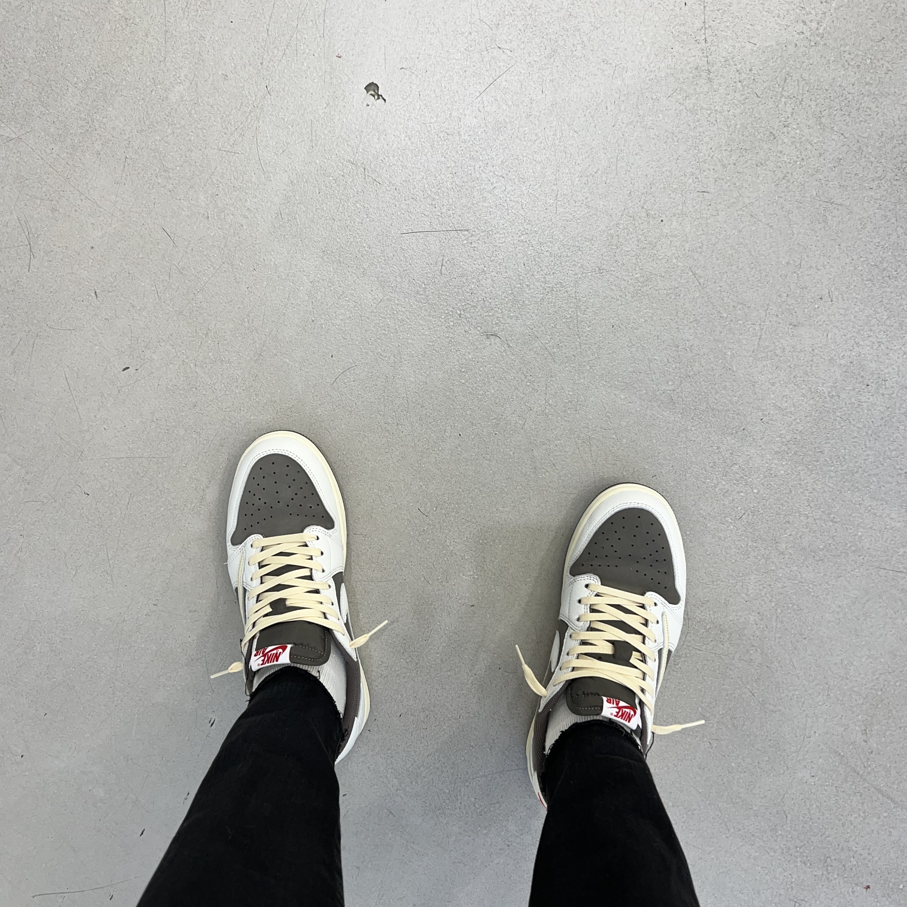 Jordan 1 x Travis Scott Retro Low OG SP Sail and Ridgerock 착용 스타일 - 1
