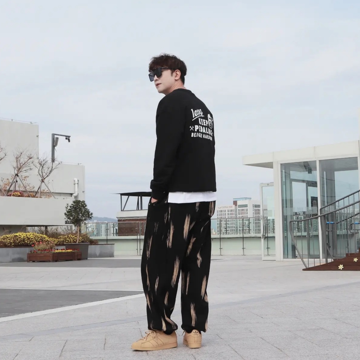 Adidas Superstar Golden Beige 착용 스타일 - 2