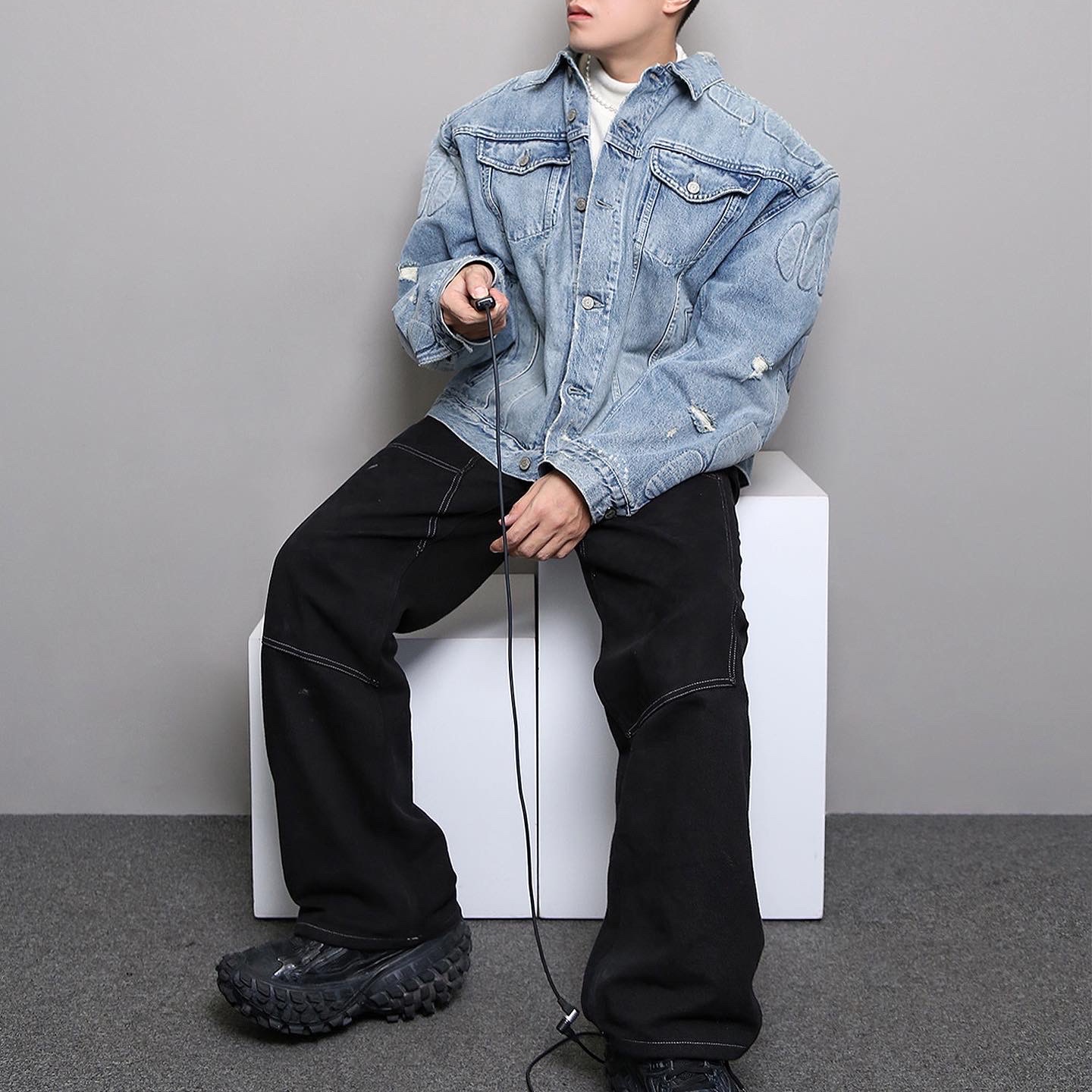 Yeezy Gap Engineered By Balenciaga Padded Denim Jacket Blue, Balenciaga Defender Sneakers Black 착용 스타일 - 3