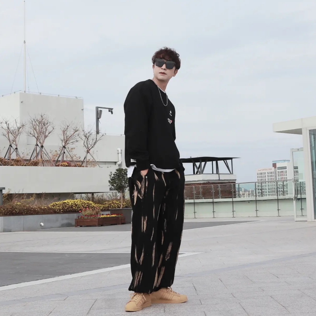 Adidas Superstar Golden Beige 착용 스타일 - 1