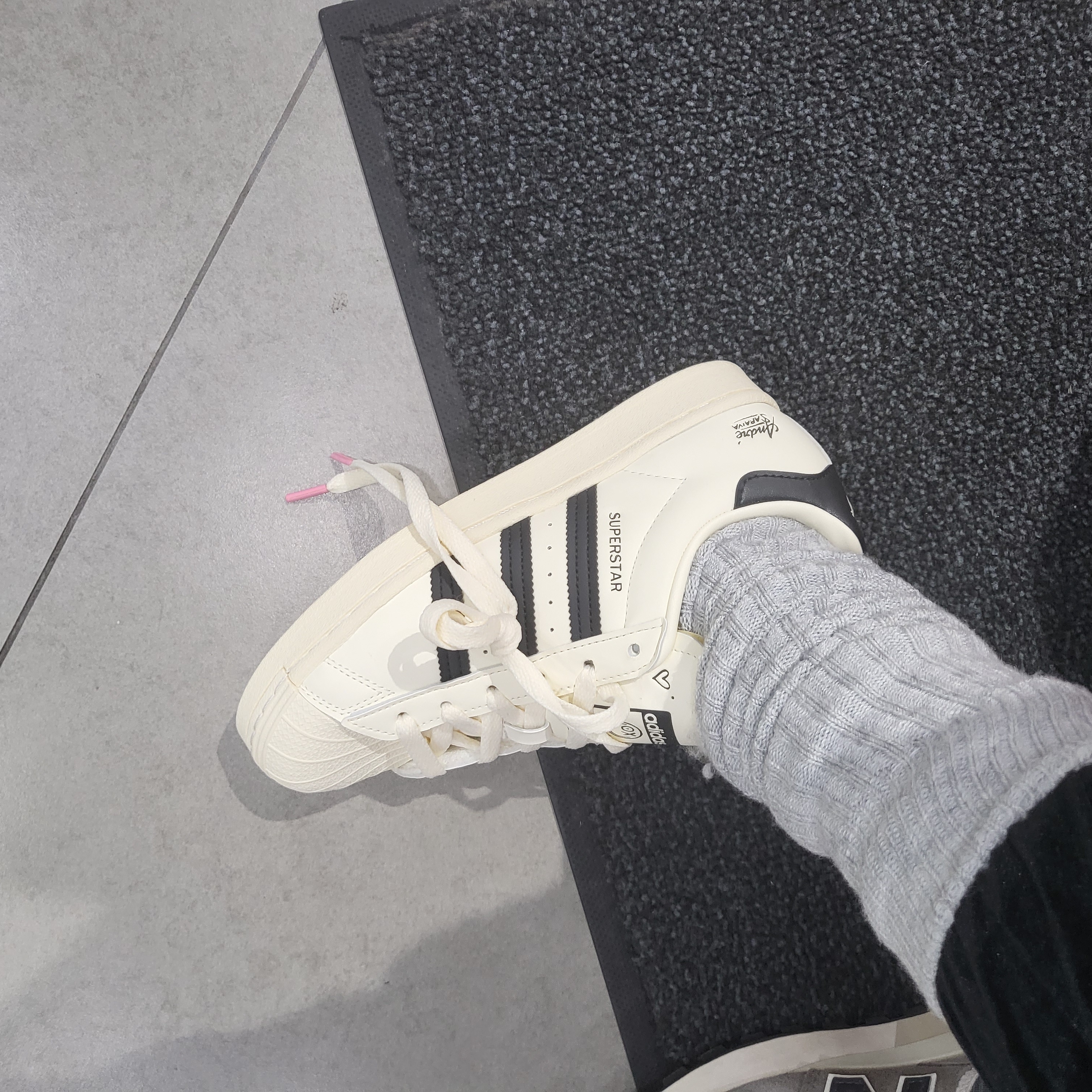 Adidas x Andre Saraiva Superstar Cream White Core Black 착용 스타일