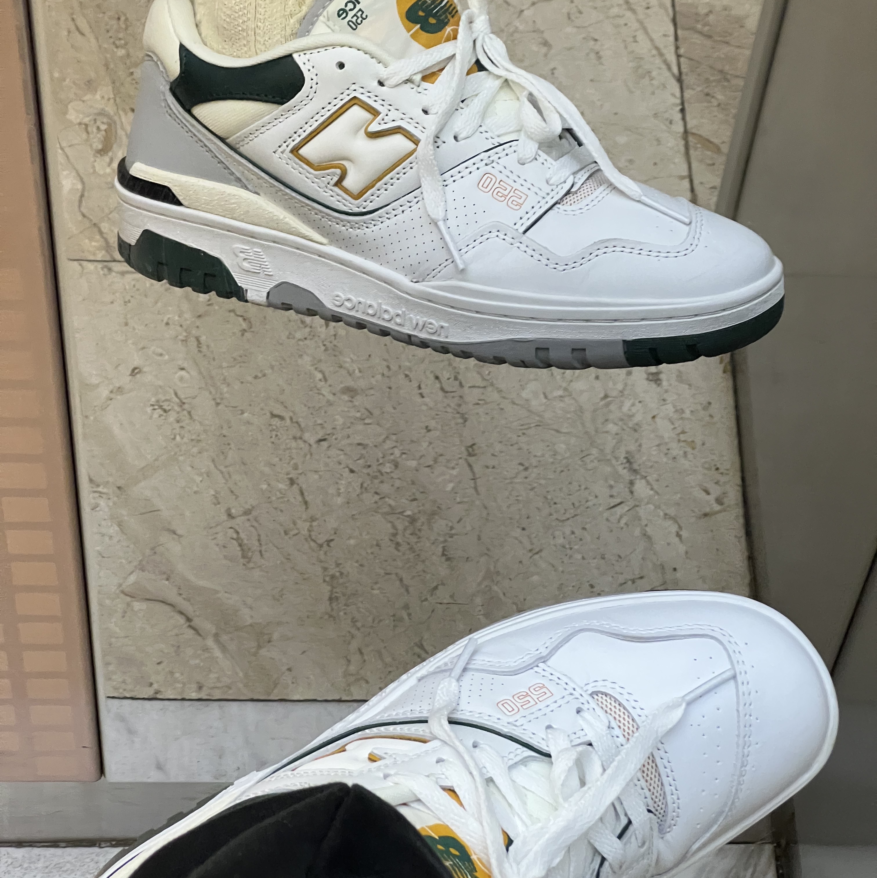 New Balance 550 White Nightwatch Green - 2E Wide 착용 스타일 - 1