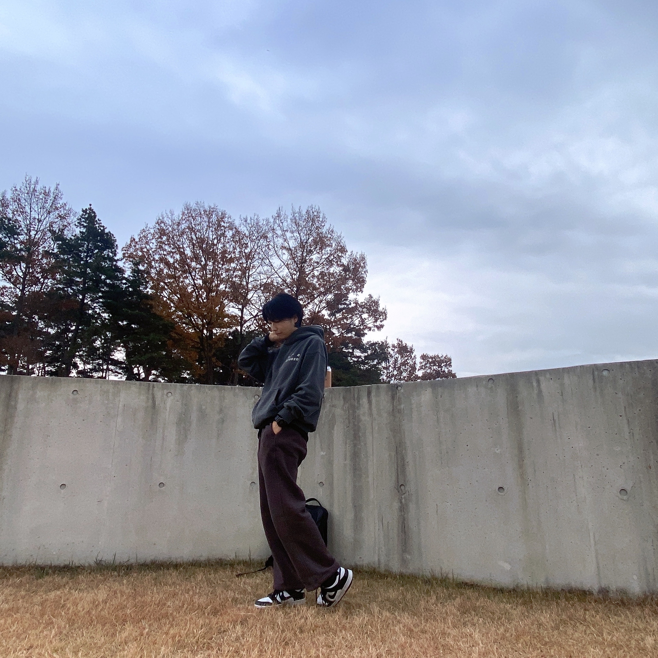 IAB Studio Pigment Hoodie Black 착용 스타일