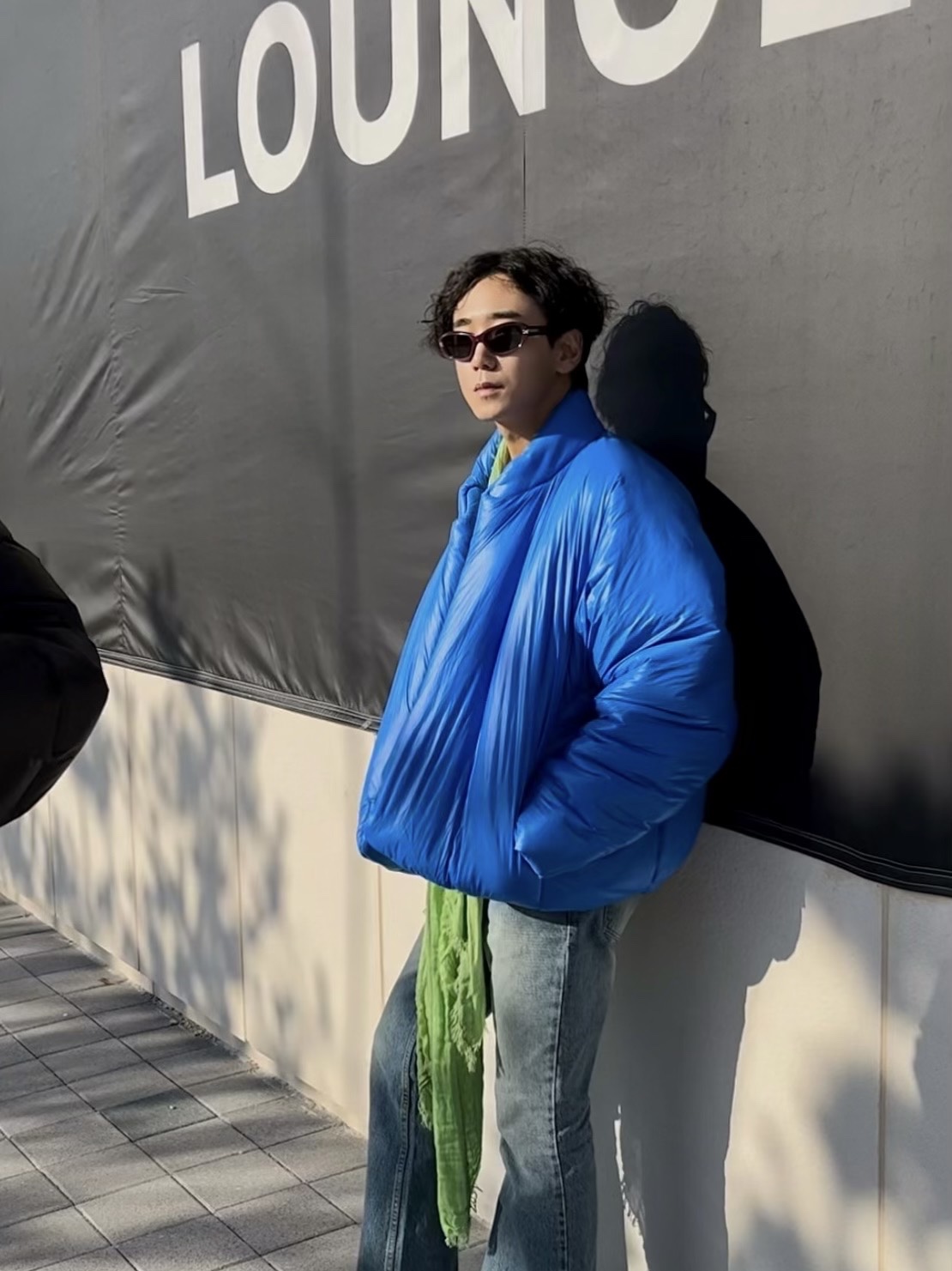 Yeezy Gap Round Jacket Blue 착용 스타일 - 2