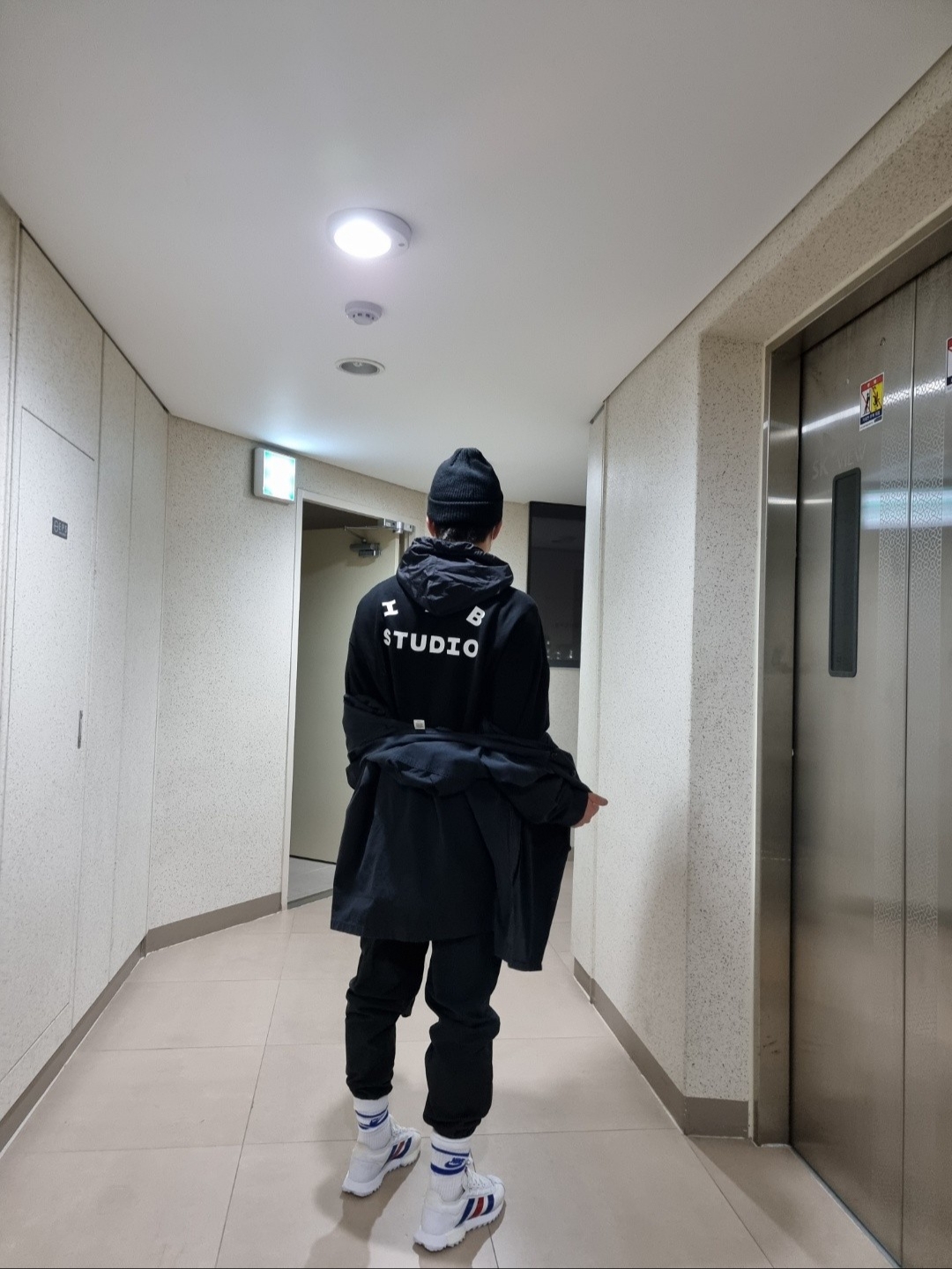 Nike SB Fisherman Beanie Black, IAB Studio Woven Hoodie Black 착용 스타일 - 2