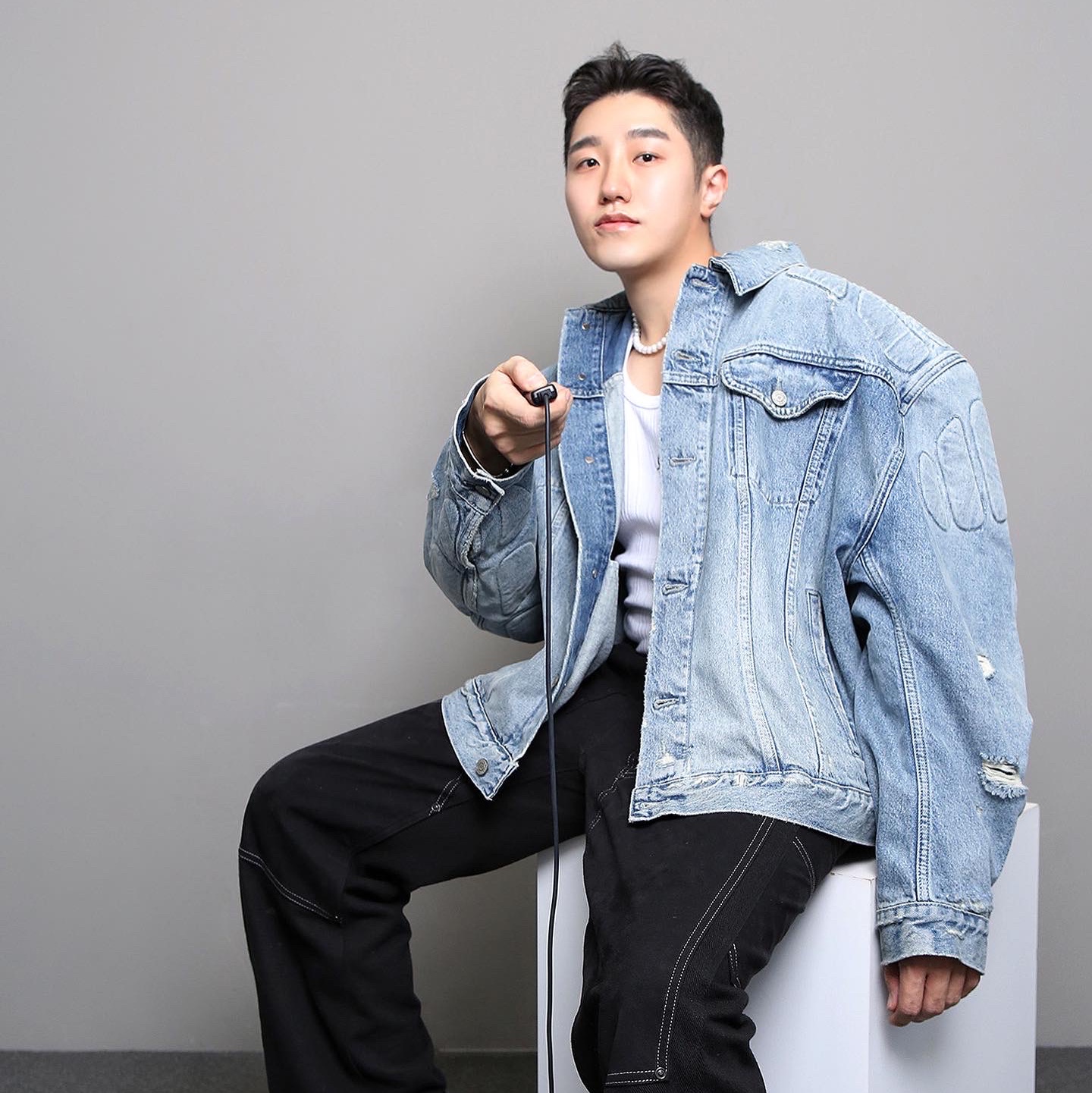 Yeezy Gap Engineered By Balenciaga Padded Denim Jacket Blue, Balenciaga Defender Sneakers Black 착용 스타일 - 2