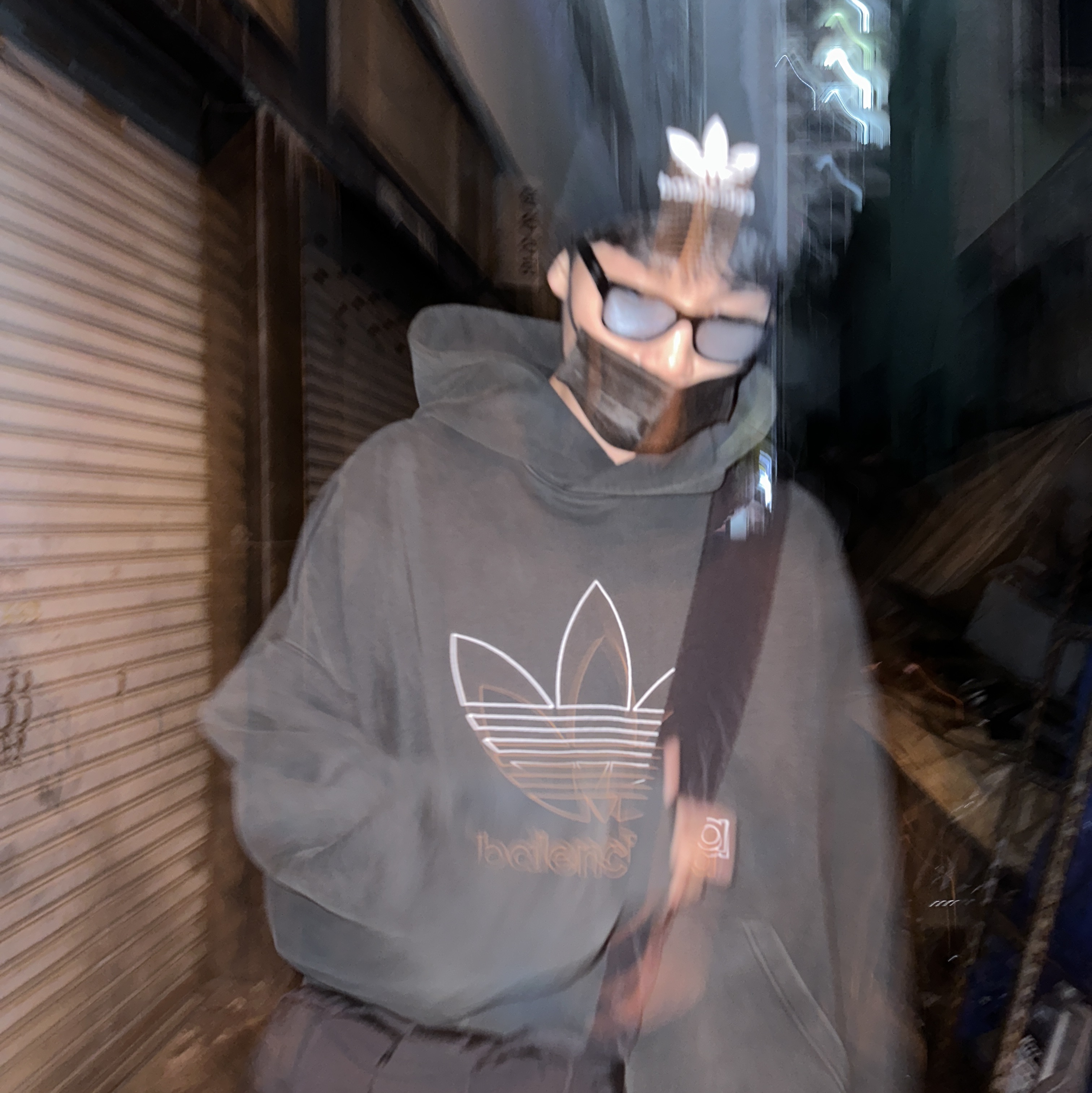Balenciaga x Adidas Heavyweight Fleece Oversized Hoodie Green, Bottega Veneta Padded Tech Cassette Black 착용 스타일 - 3