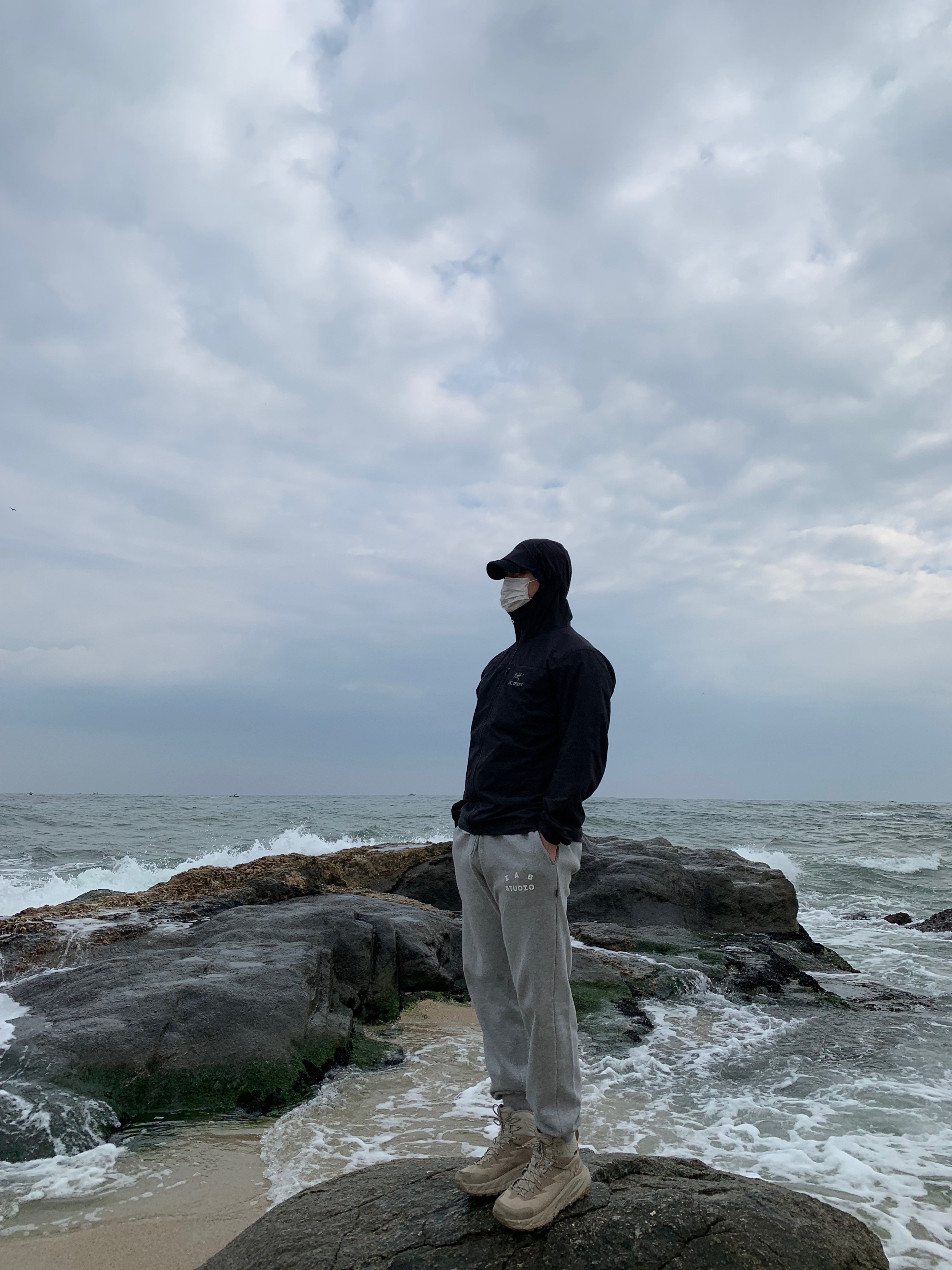 Arc'teryx Squamish Hoody Black, IAB Studio Sweatpants Gray - 21SS 착용 스타일 - 2