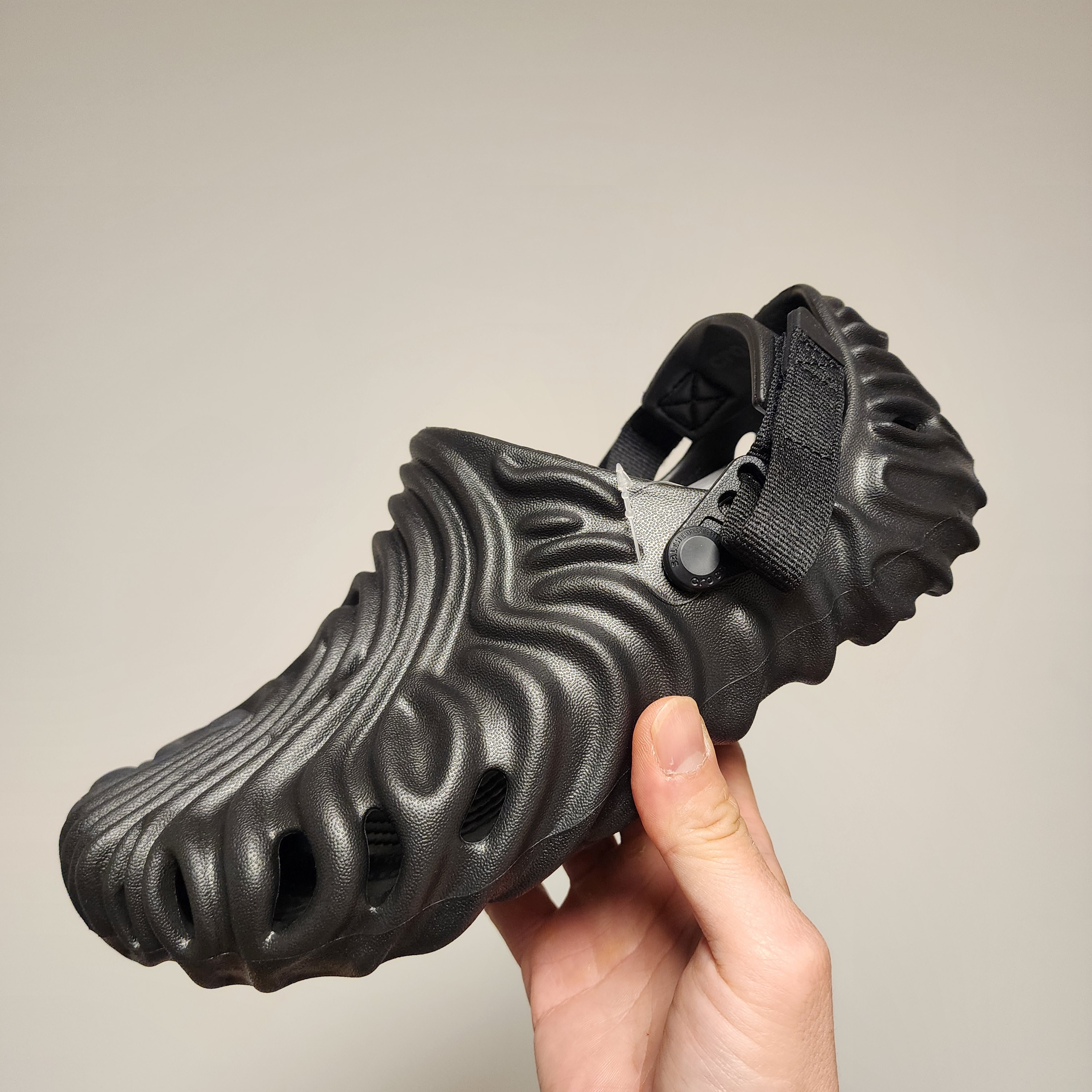 Crocs x Salehe Bembury Pollex Clog Sasquatch 착용 스타일 - 1
