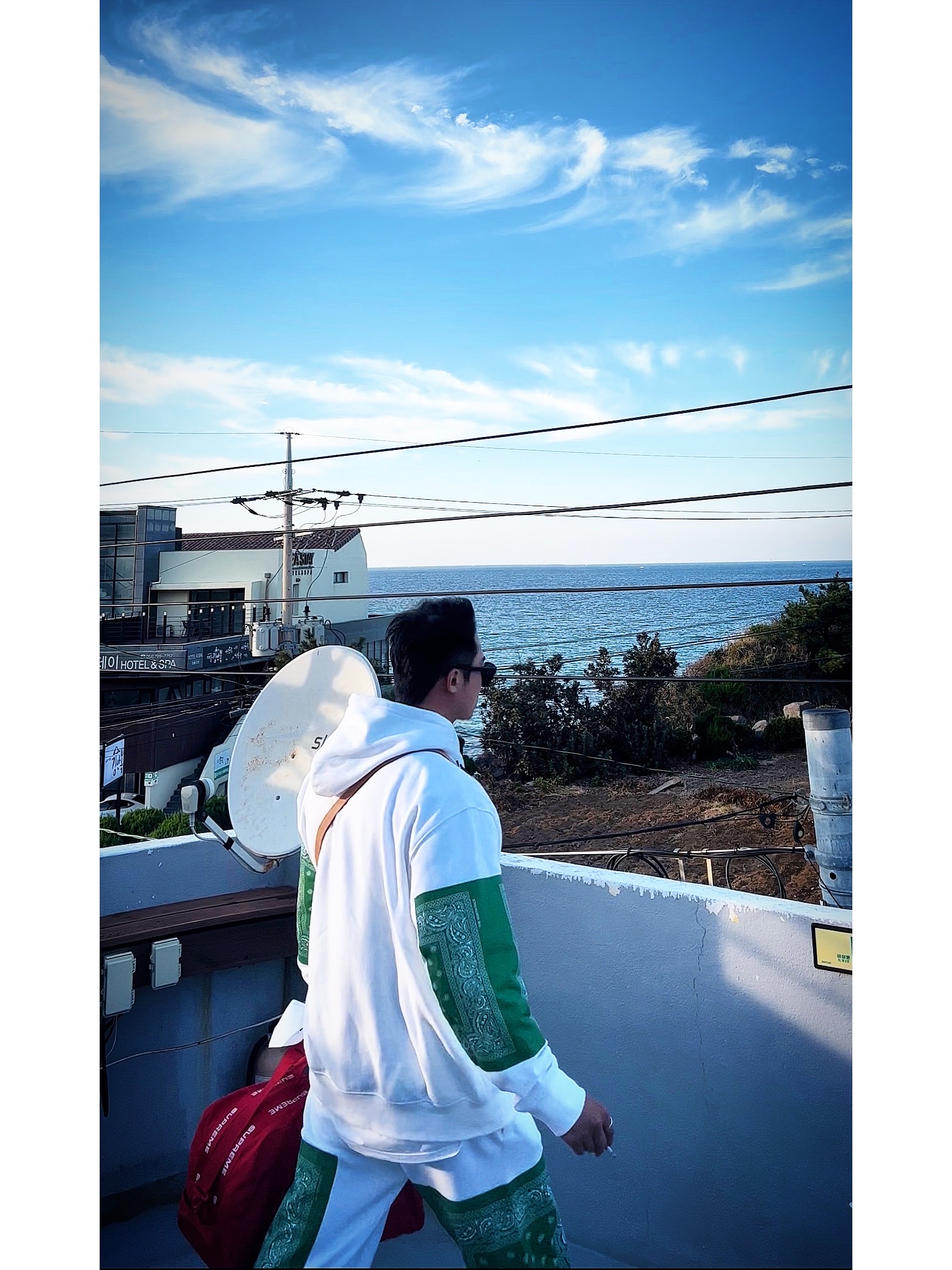 Supreme x The North Face Bandana T-Shirt White - 22SS, Supreme x The North Face Bandana Hooded Sweatshirt White - 22SS 착용 스타일 - 1