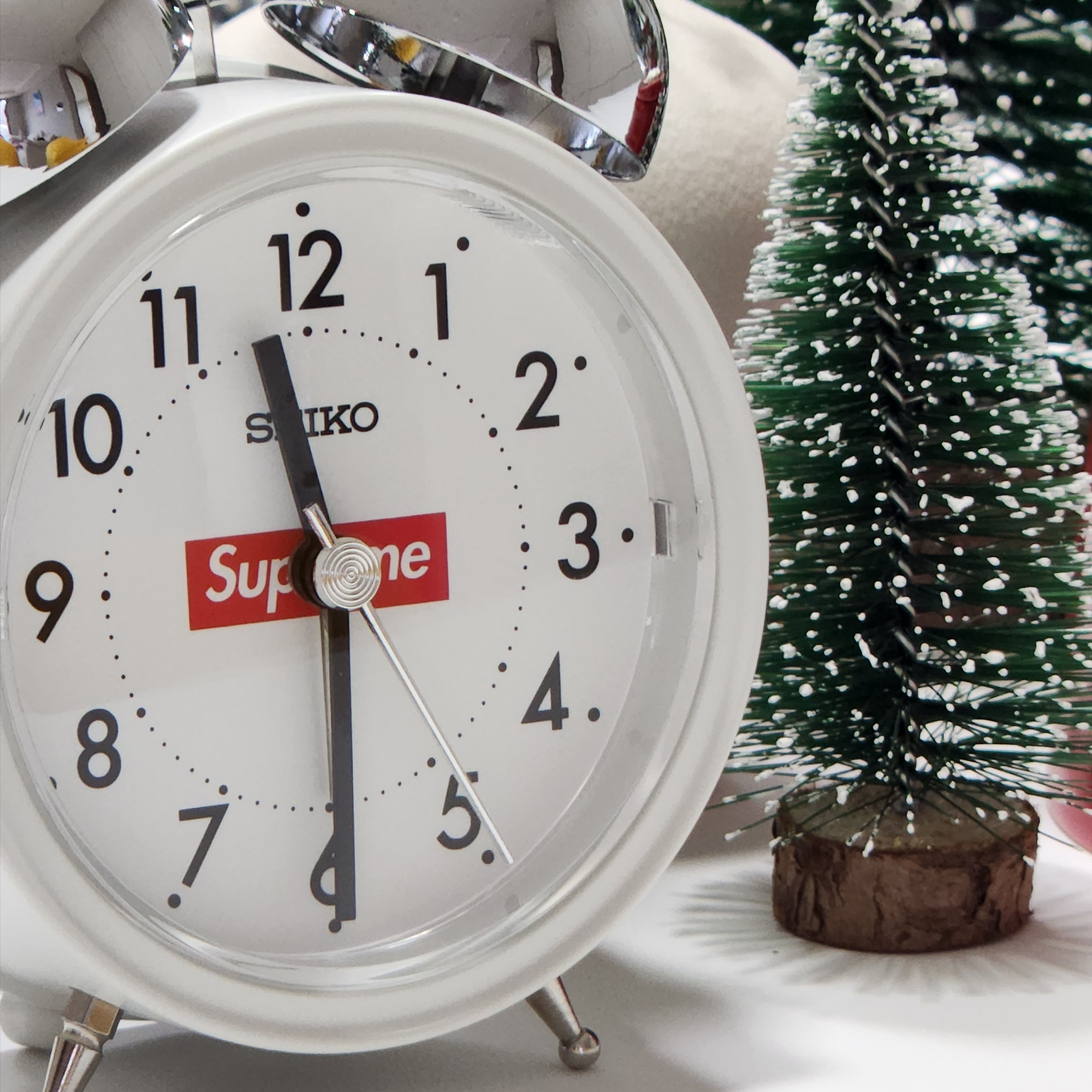 Supreme x Seiko Alarm Clock White - 22FW 착용 스타일