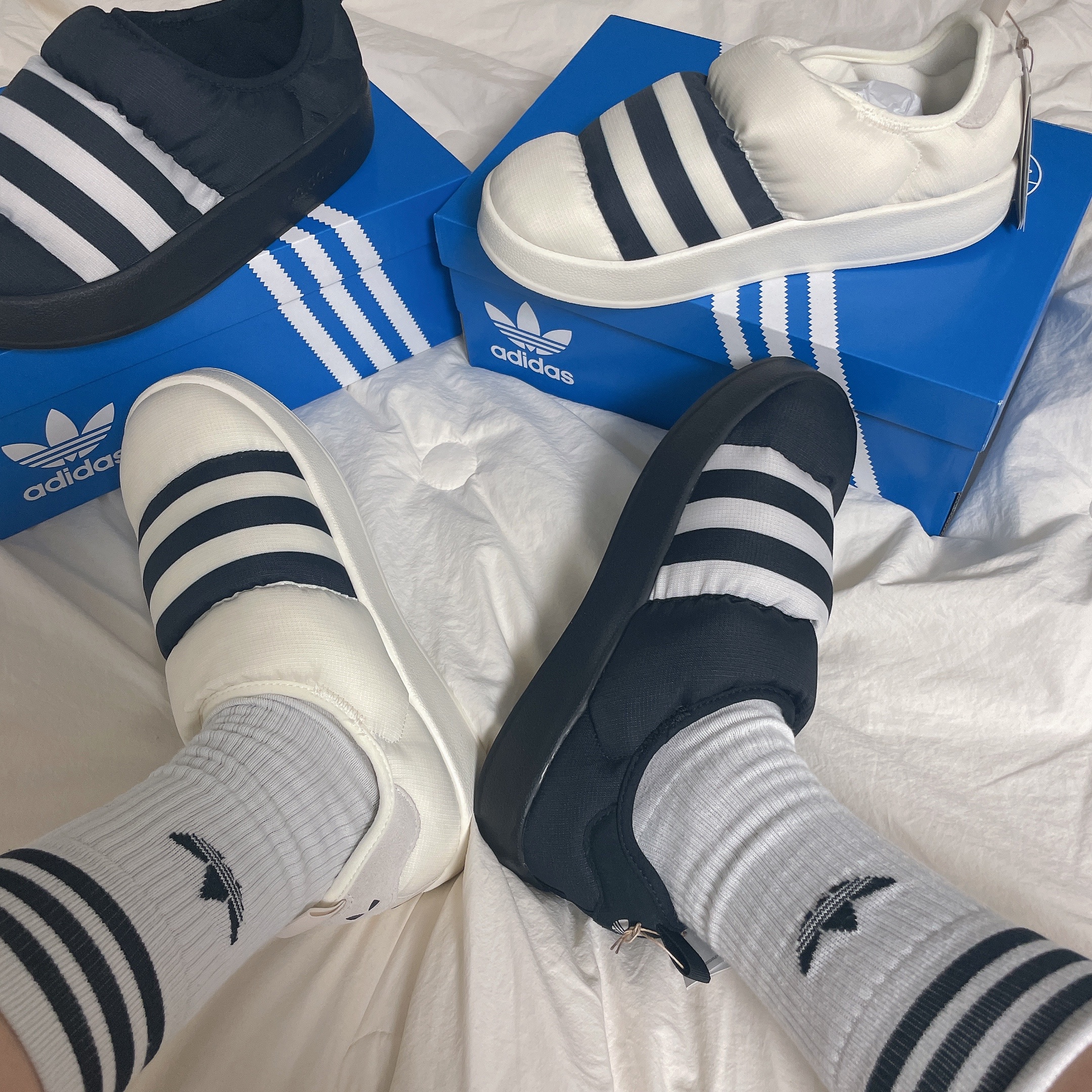 Adidas Puffylette Off White, Adidas Puffylette Core Black 착용 스타일