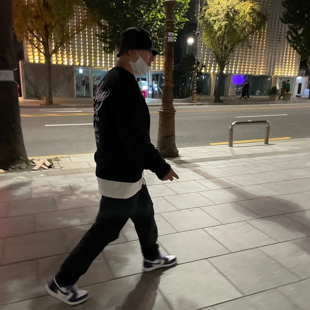 Stussy World Tour Crew Black 2022, Jordan 1 Retro High OG Court Purple 2020 착용 스타일