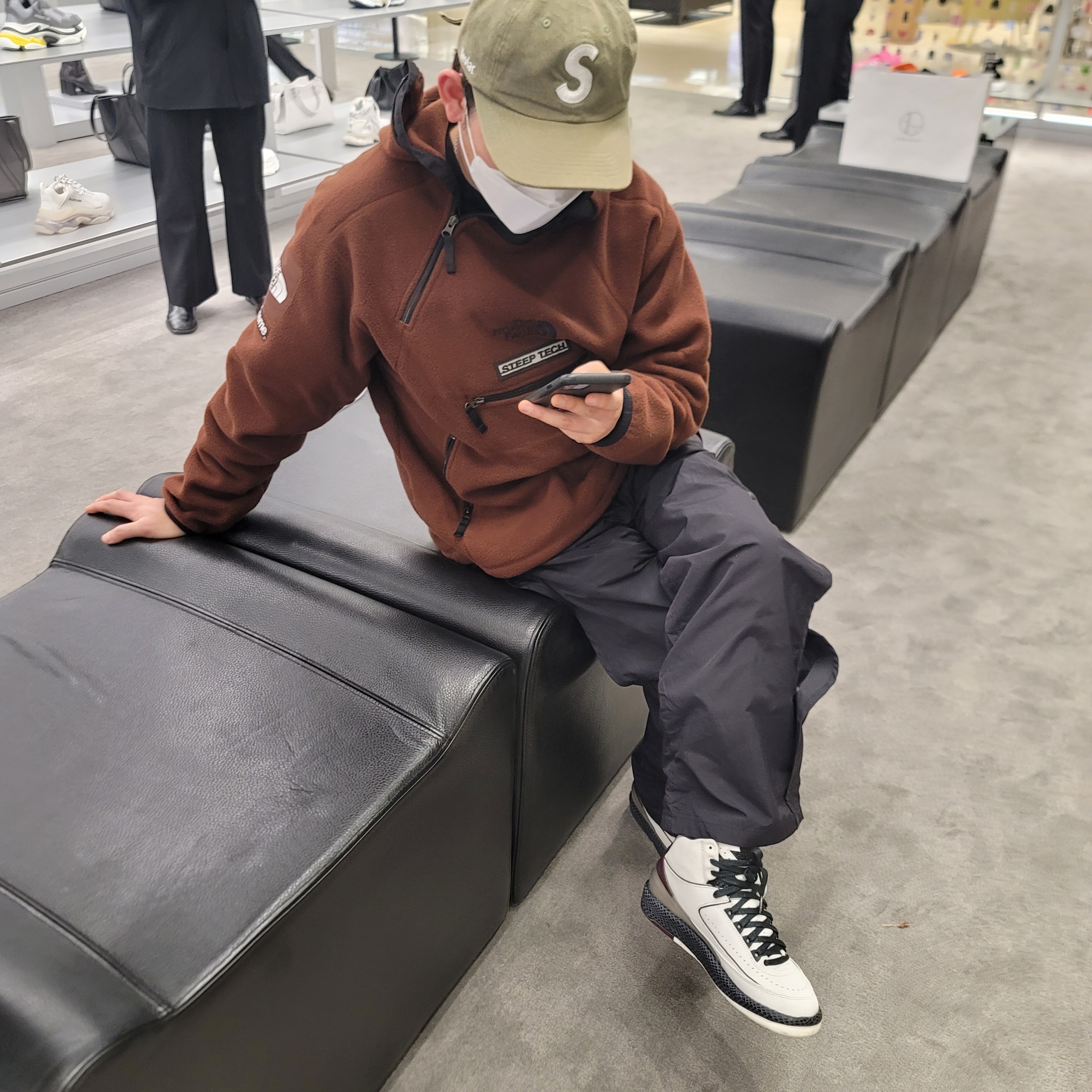 Sansan Gear Side Snap Pants Black, Supreme x The North Face Steep Tech Fleece Pullover Brown - 22FW 착용 스타일 - 1