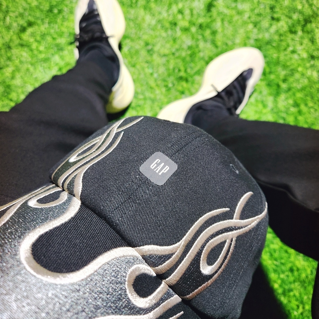 Yeezy Gap Engineered By Balenciaga Flame Cap Black, Adidas Yeezy 700 V3 Azael 2022/2023 착용 스타일 - 5