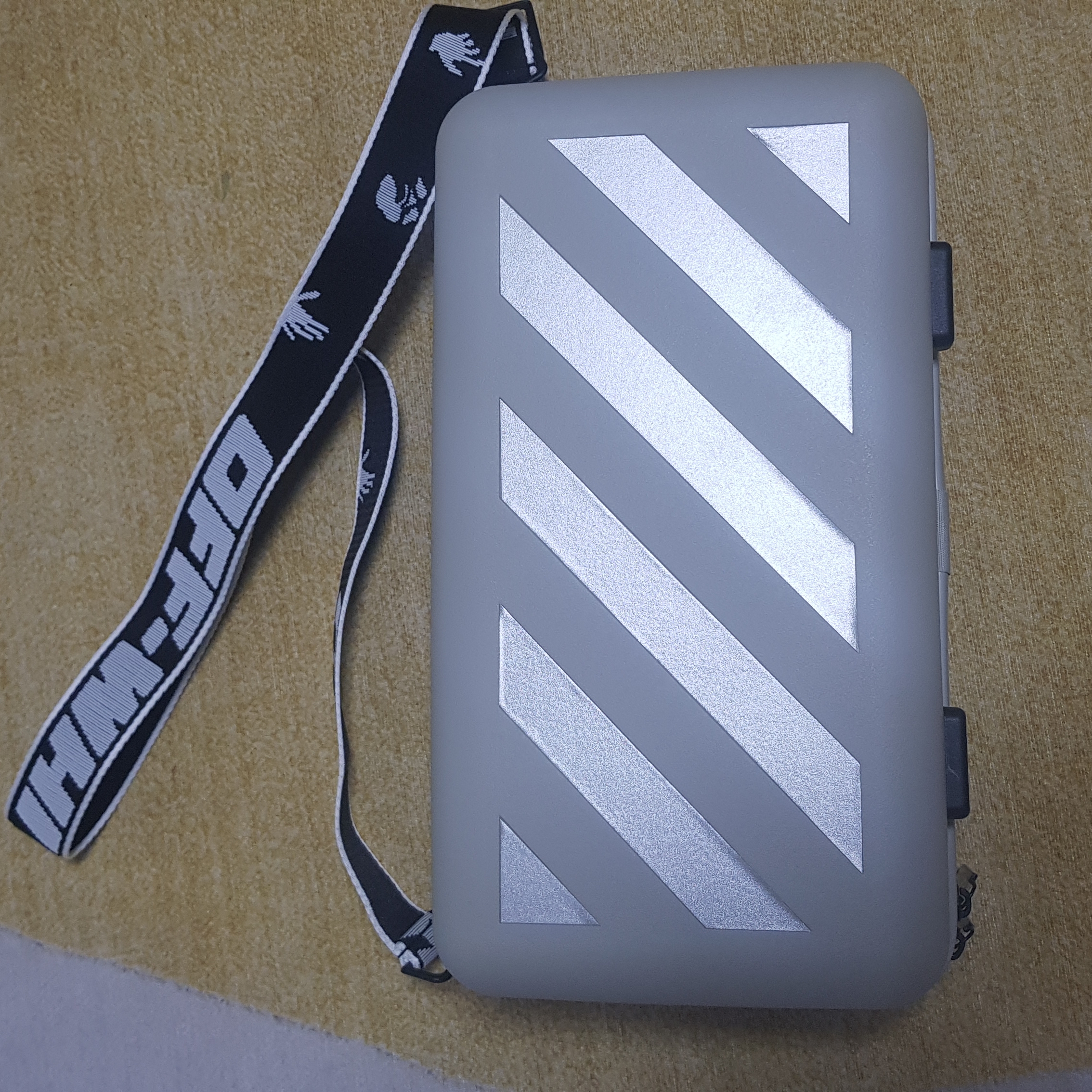 Off-White x Amore Pacific Protection Box (Without Cosmetics) 착용 스타일 - 1