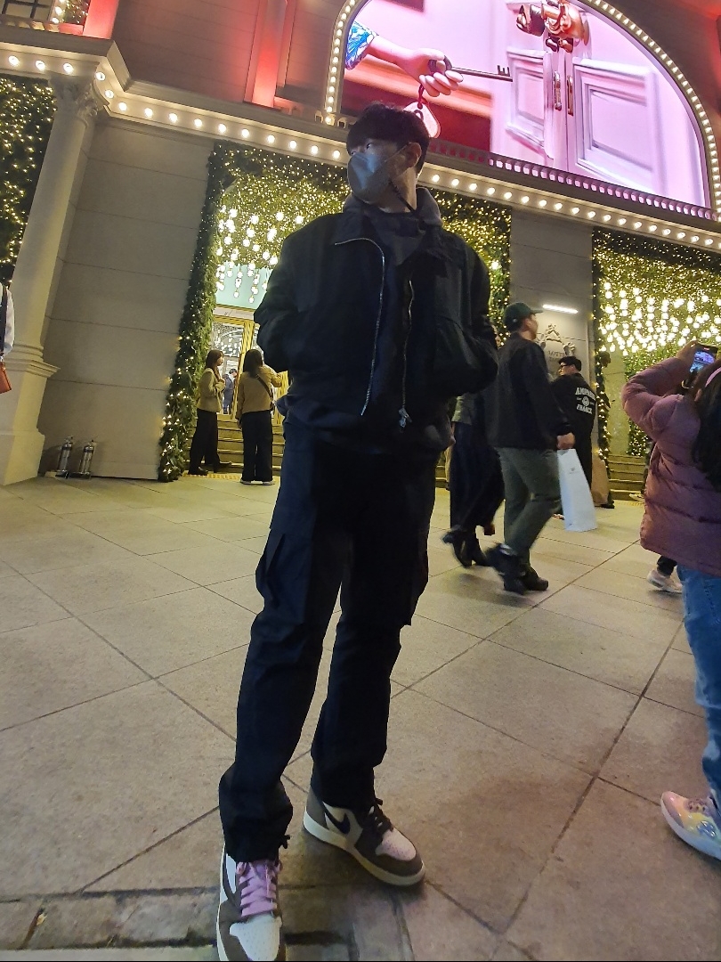 Jordan 1 x Travis Scott Retro High OG SP Mocha, Yeezy Gap Engineered By Balenciaga Dove Hoodie Dark Grey 착용 스타일 - 1