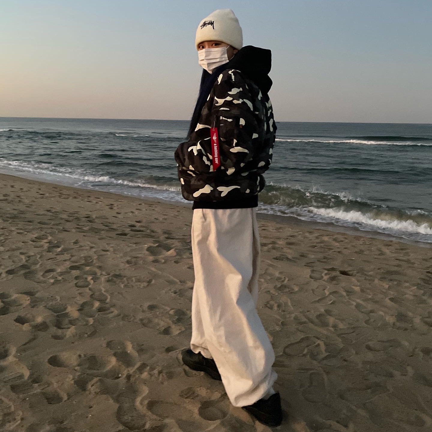 Nike x Stussy NRG Cuffed Beanie Summit White, Nike Air Force 1 '07 Low Triple Black 착용 스타일 - 3