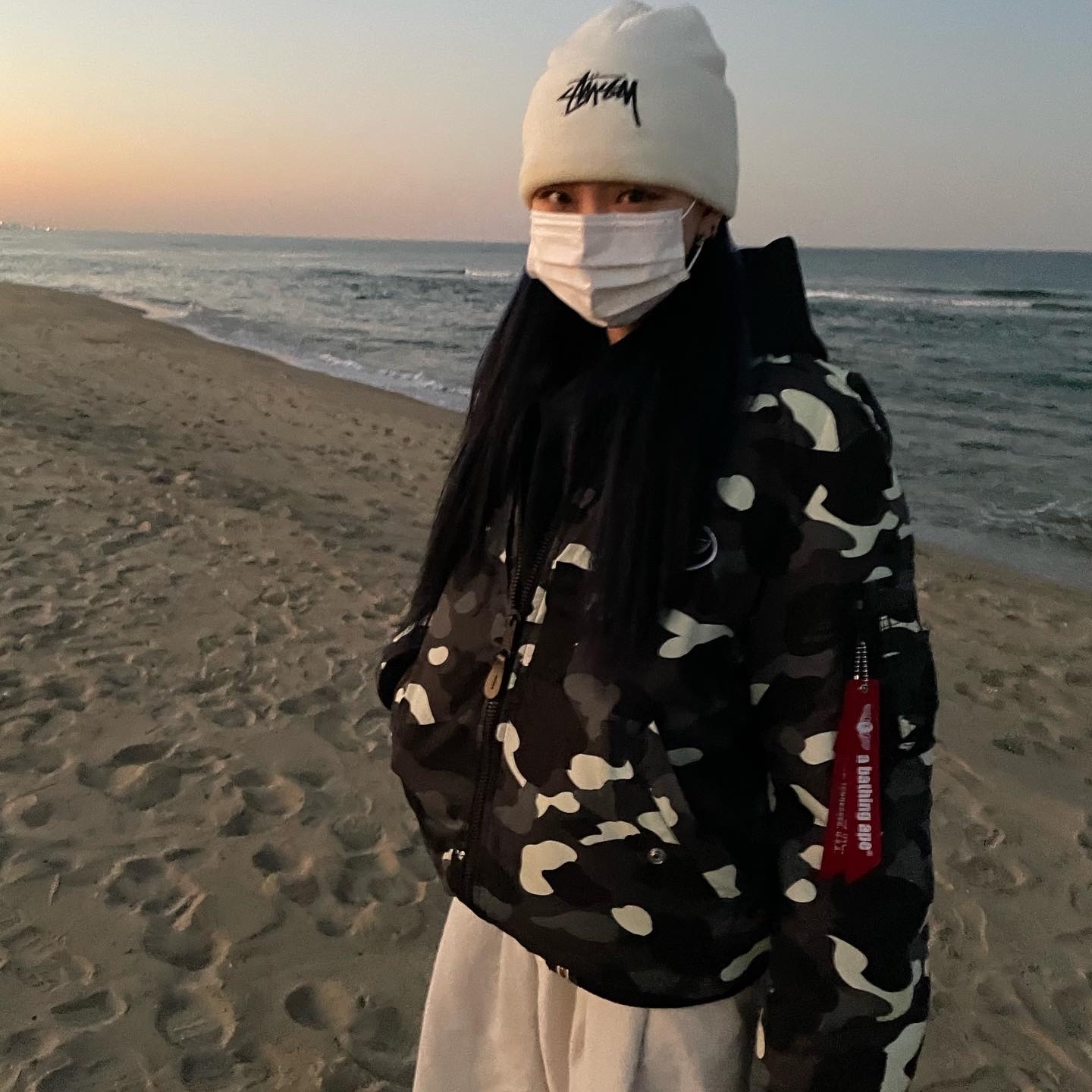 Nike x Stussy NRG Cuffed Beanie Summit White, Nike Air Force 1 '07 Low Triple Black 착용 스타일 - 2