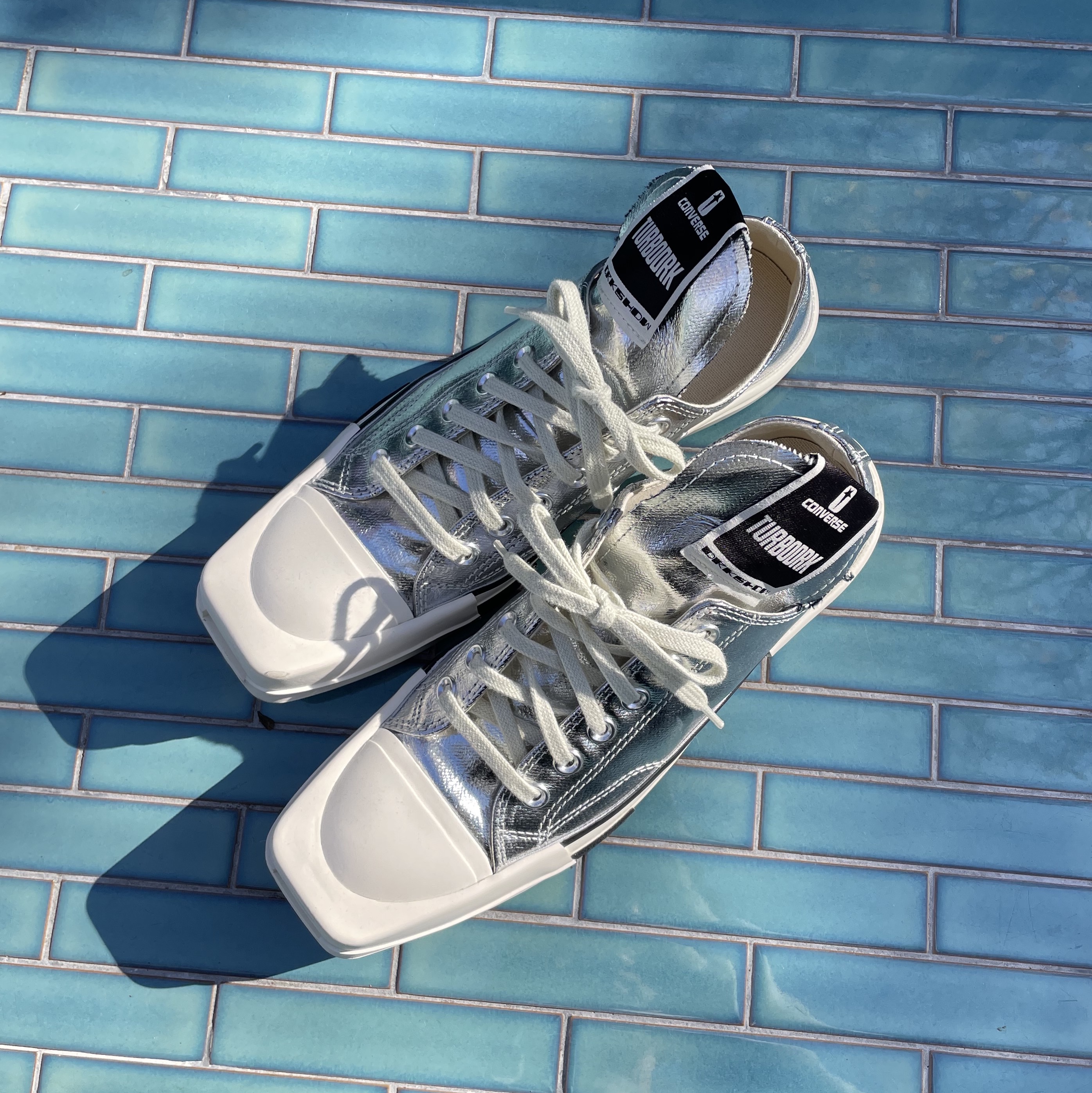 Converse x Drkshdw Turbodrk Chuck 70 Ox Silver Lacquered Denim, Arc'teryx Mantis 32 Backpack Black 착용 스타일 - 3