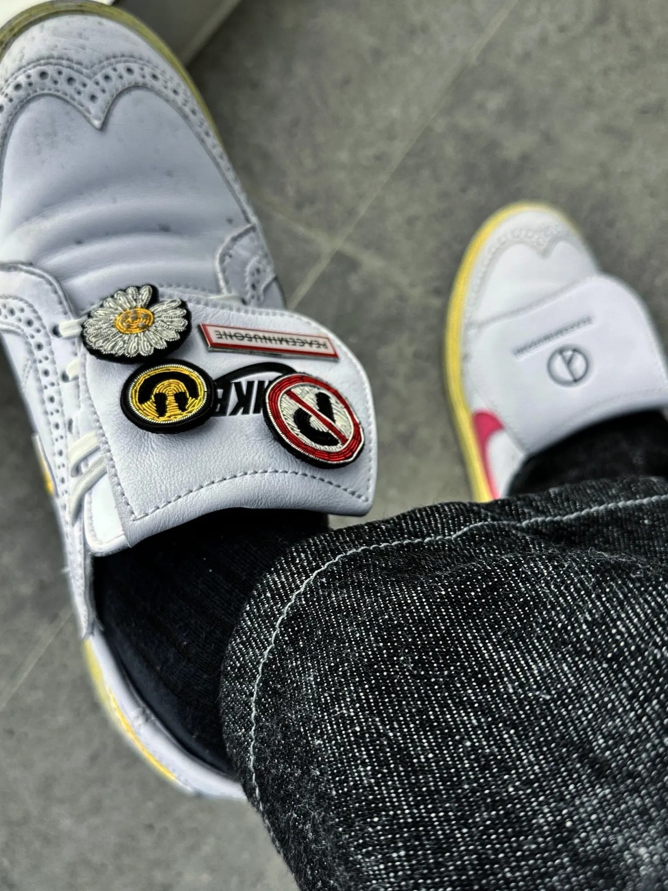Nike x Peaceminusone Kwondo1 White, Peaceminusone Pin Set #2 Multi 착용 스타일 - 1