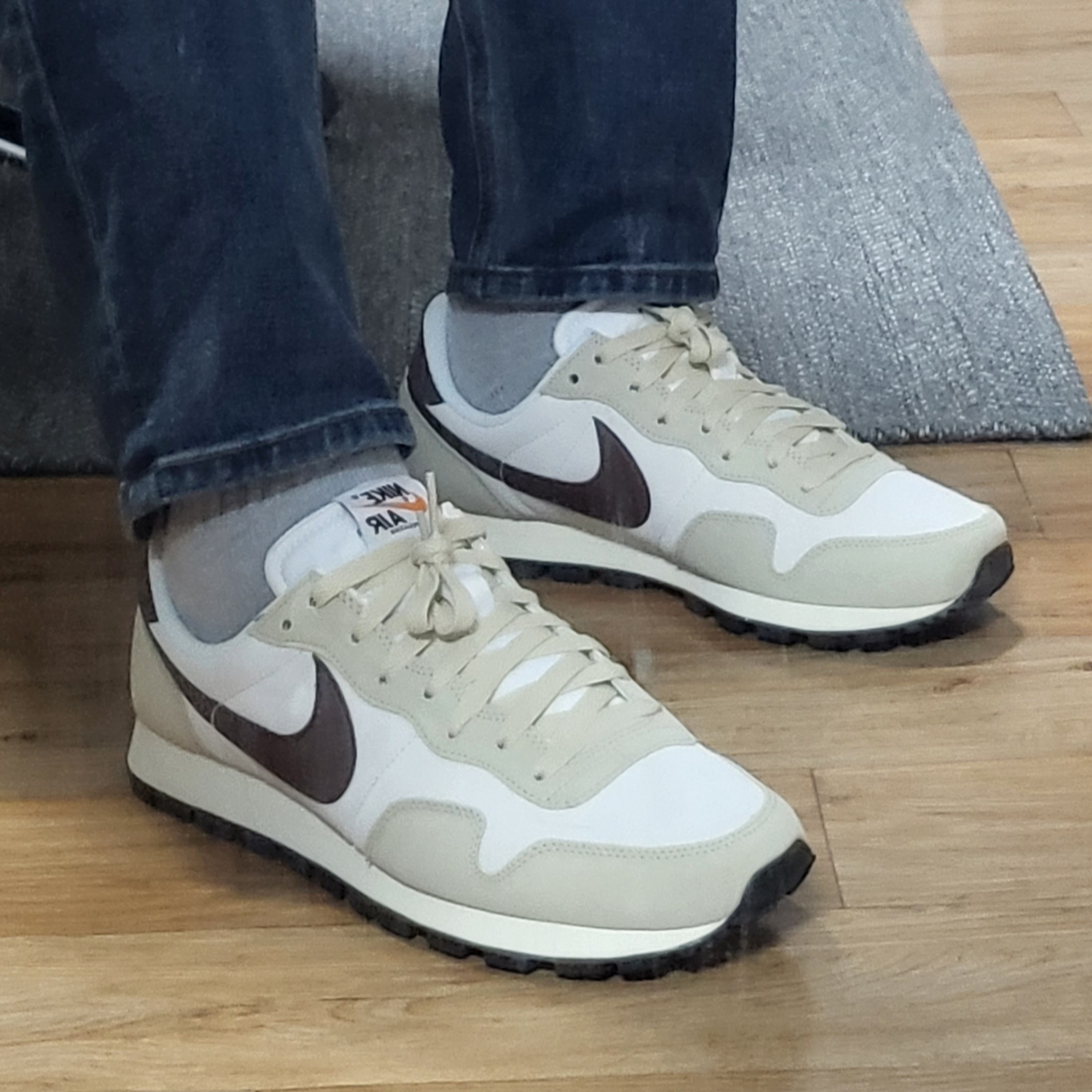 Nike Air Pegasus 83 PRM Sail and Light Chocolate 착용 스타일