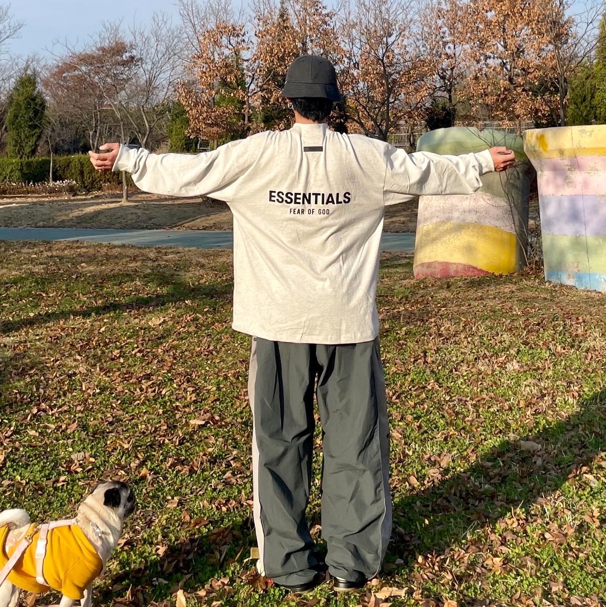 Jordan 5 x Off-White Retro SP Sail Fire Red, Essentials The Core Collection Long Sleeve T-Shirt Light Oatmeal 착용 스타일 - 2