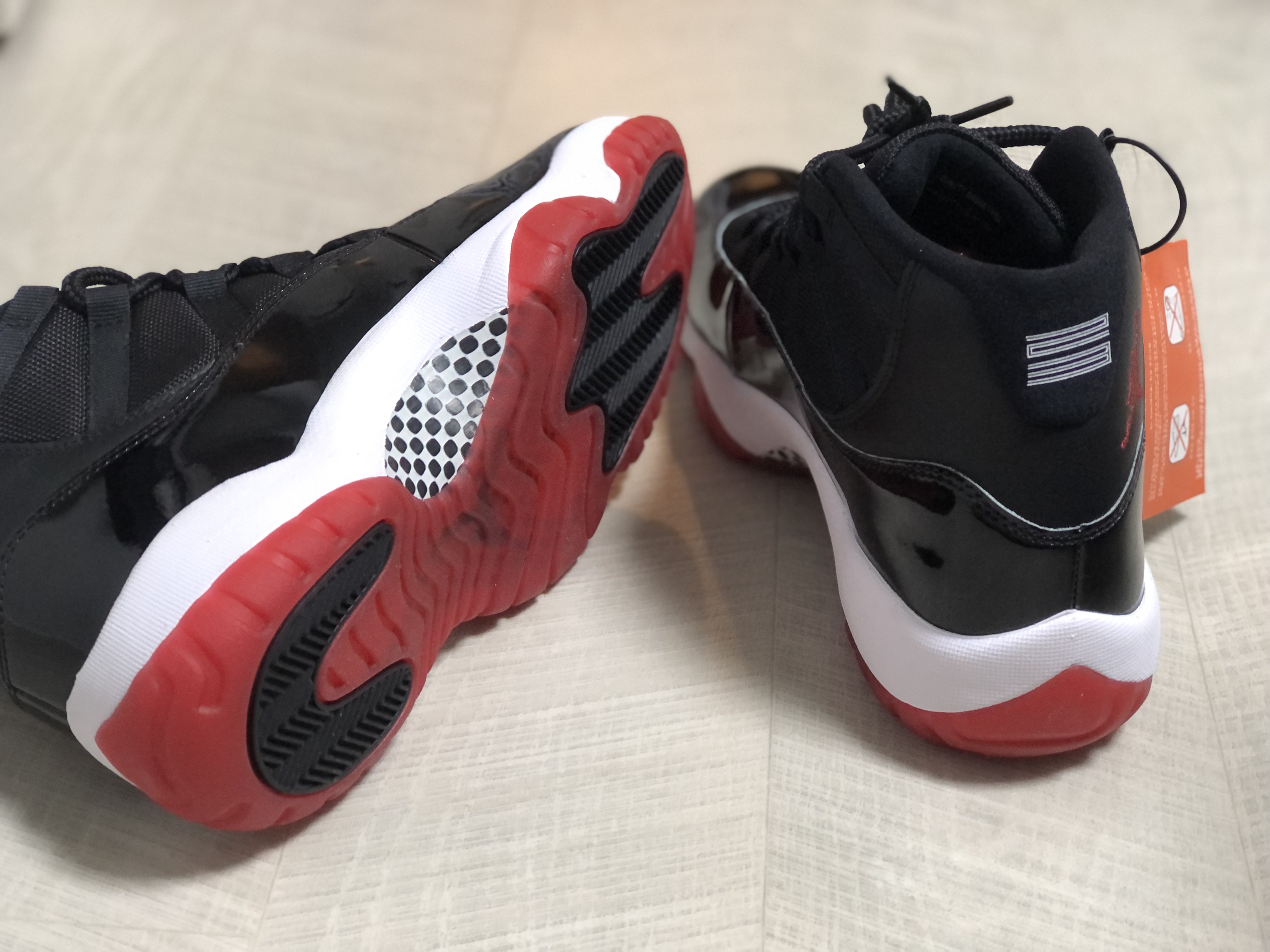 Jordan 11 Retro Bred 2019, Jordan 11 Retro Low Legend Blue 착용 스타일 - 3