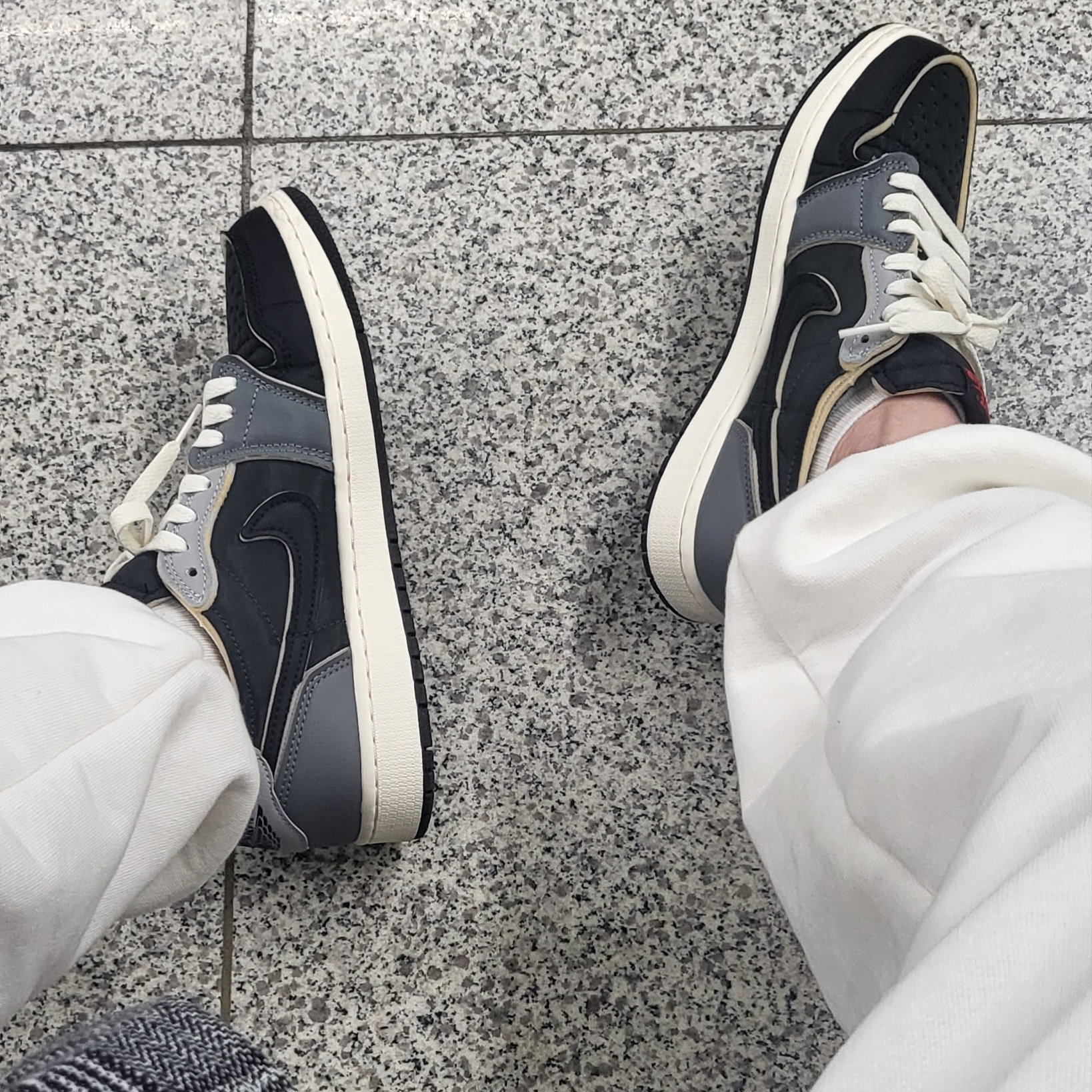 Jordan 1 Retro Low OG EX Black and Smoke Grey 착용 스타일