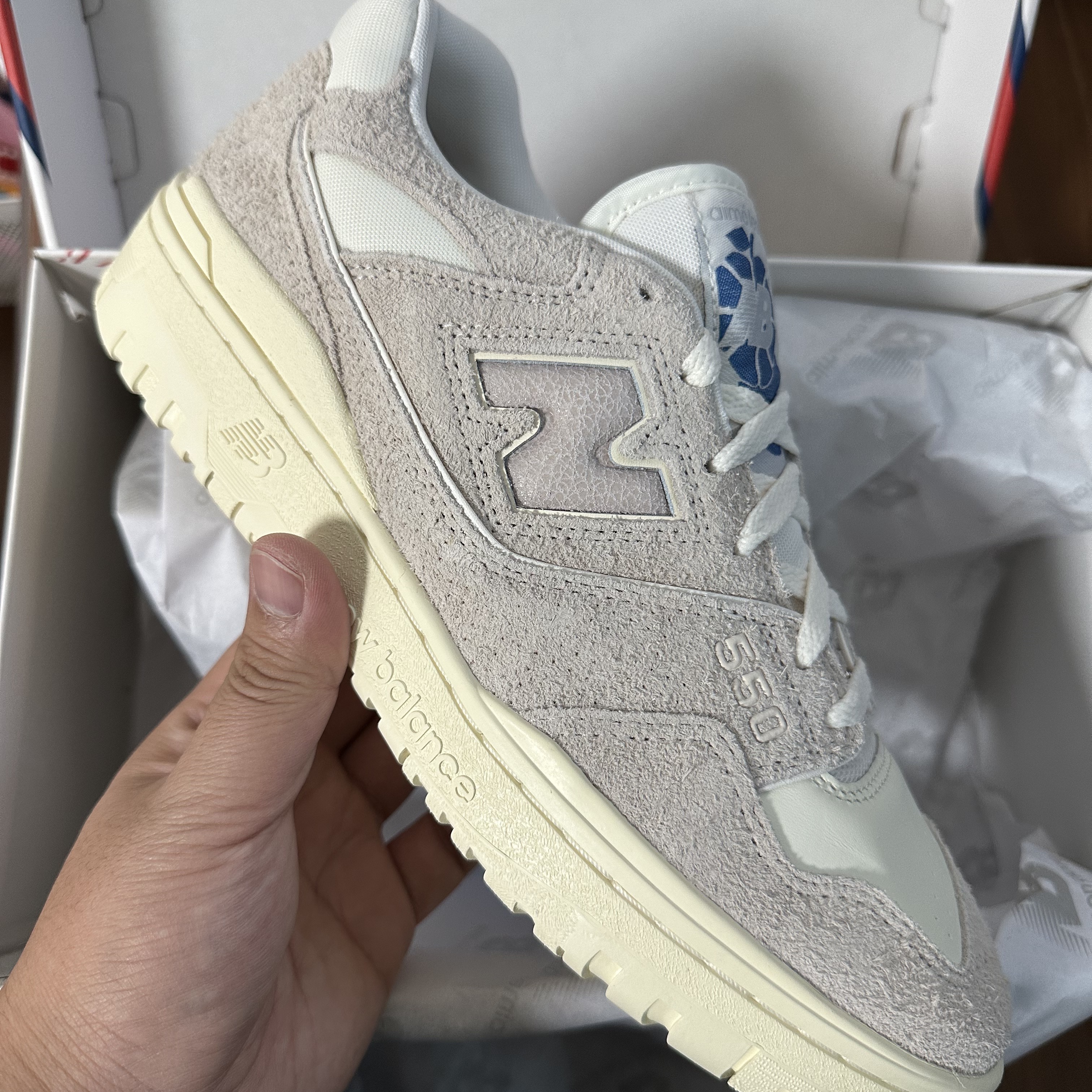 New Balance x Aime Leon Dore 550 Grey Suede 착용 스타일 - 2