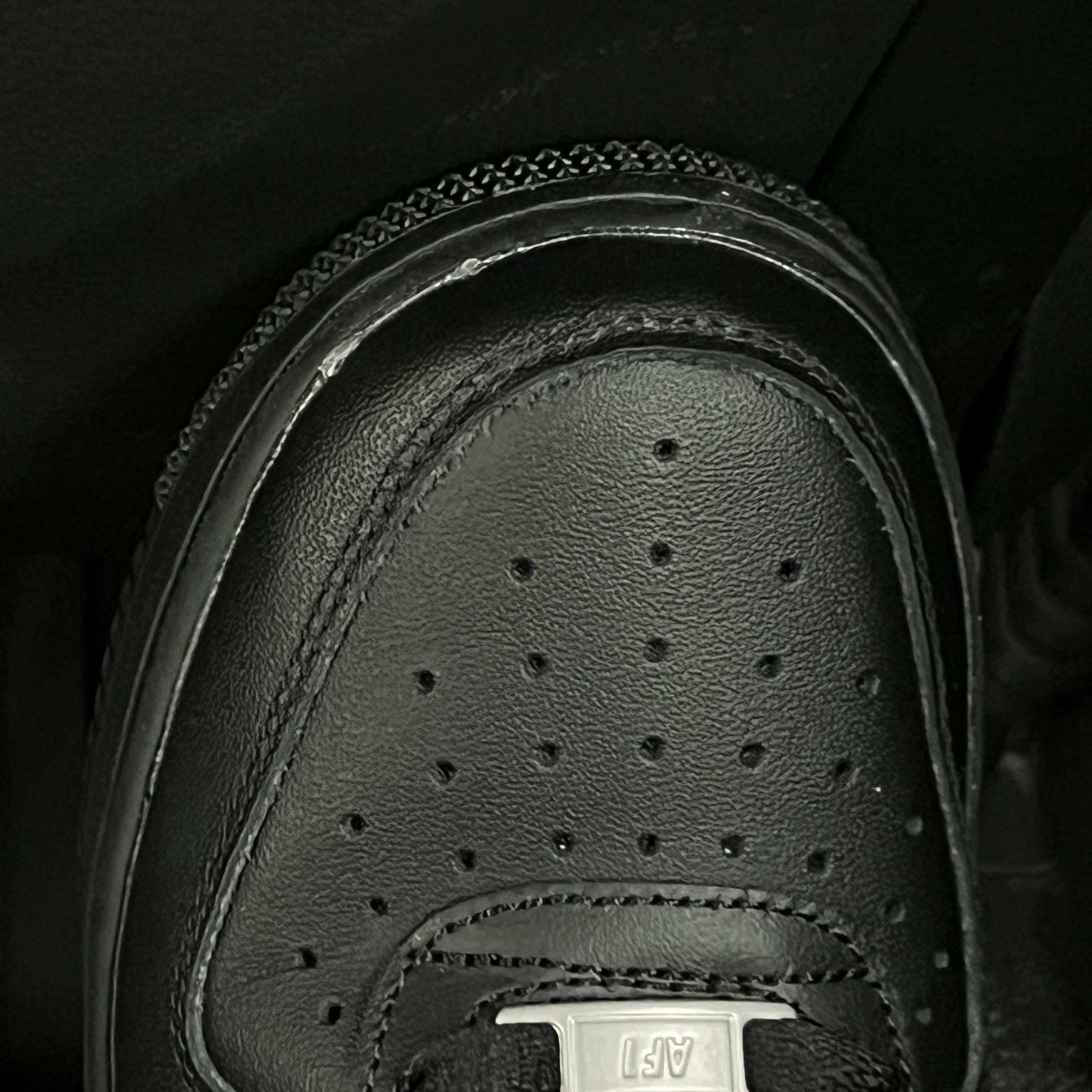 Nike Air Force 1 '07 Low Triple Black 착용 스타일
