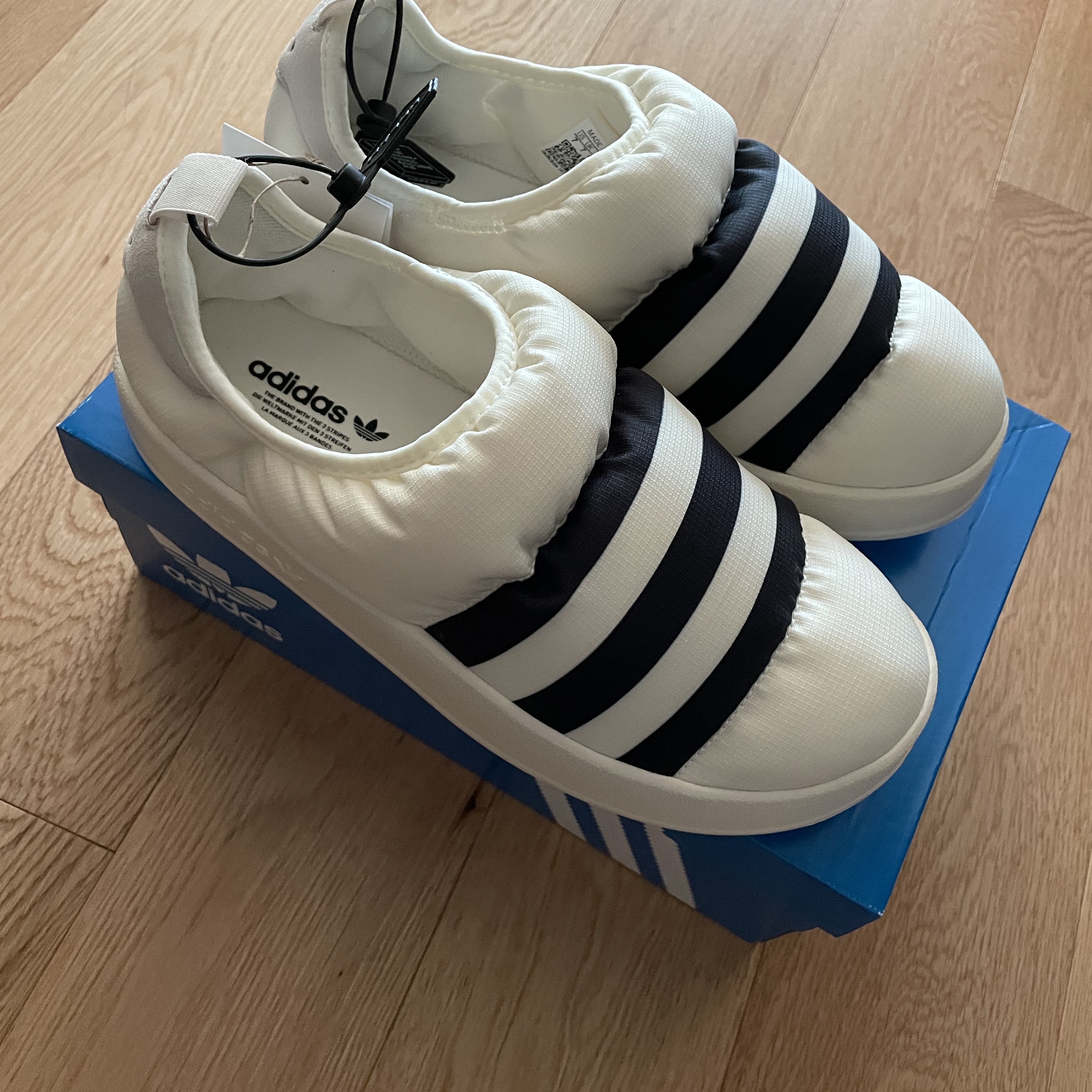 Adidas Puffylette Off White 착용 스타일 - 2