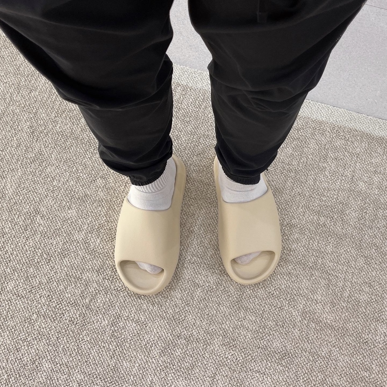 Adidas Yeezy Slide Bone 2022/2023 착용 스타일 - 3