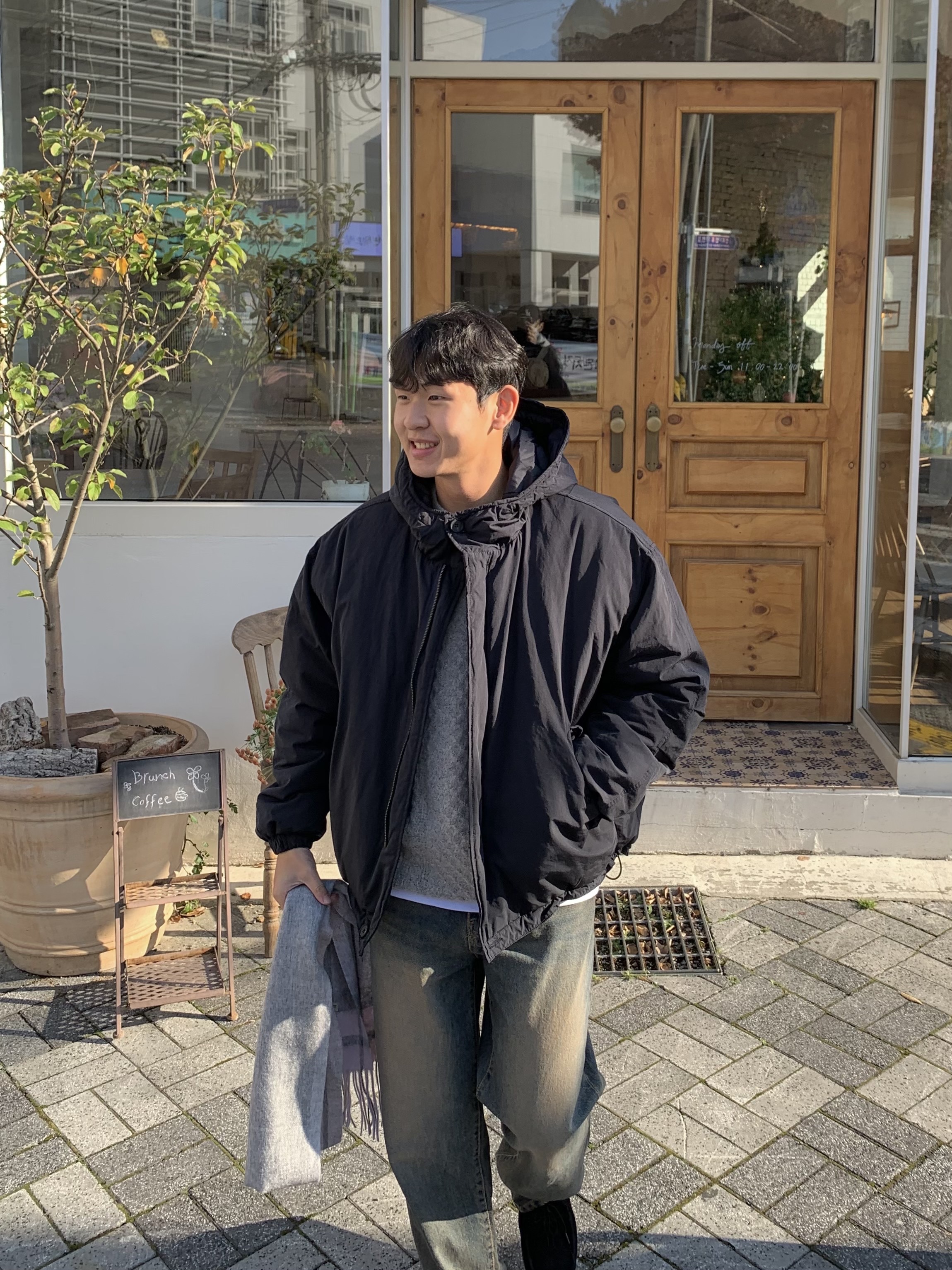 Clarks Wallabee Black Suede 착용 스타일 - 4