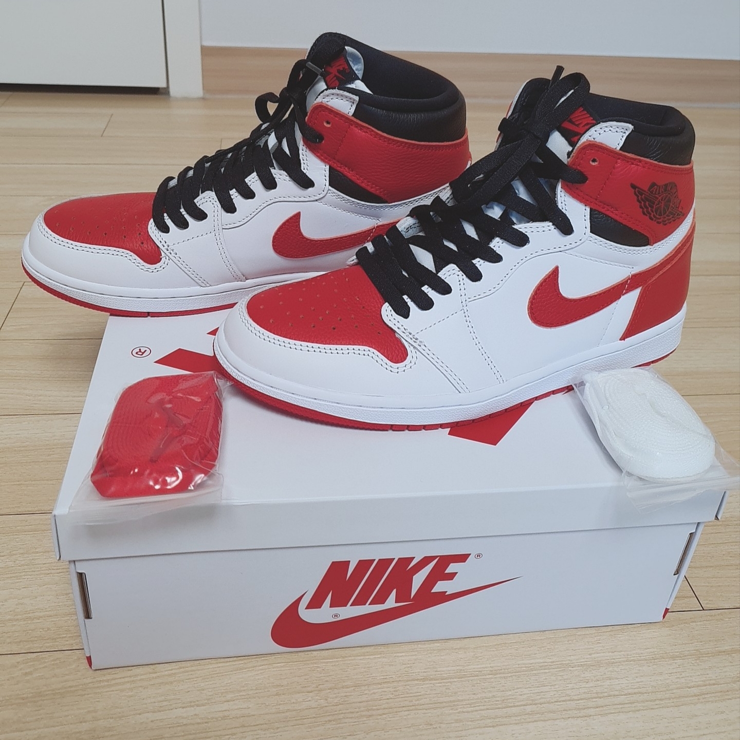 Jordan 1 Retro High OG Heritage, The North Face 1996 Eco Nuptse Jacket Black 착용 스타일 - 5
