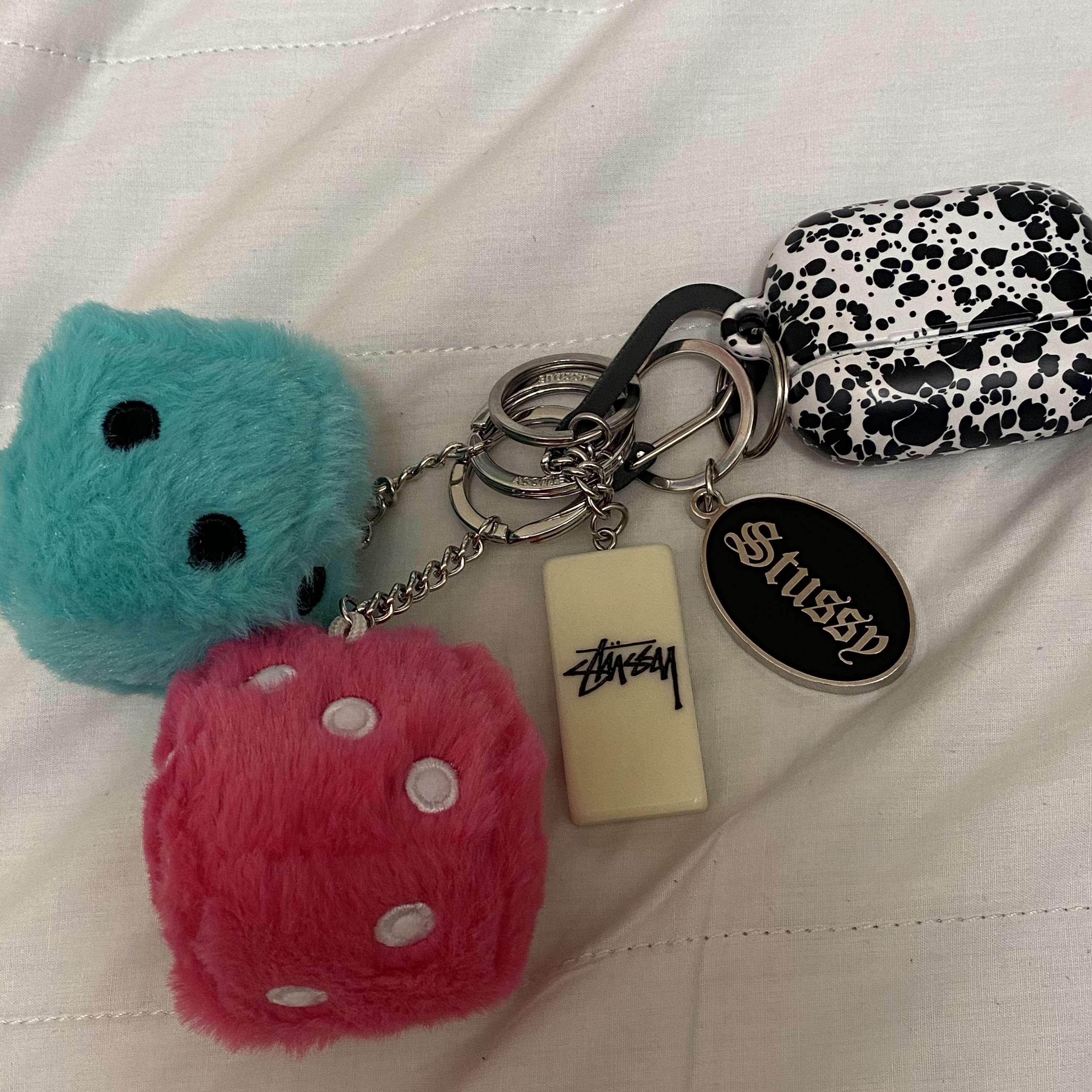 Stussy Fuzzy Dice Keychain Pink, Stussy Fuzzy Dice Keychain Teal 착용 스타일