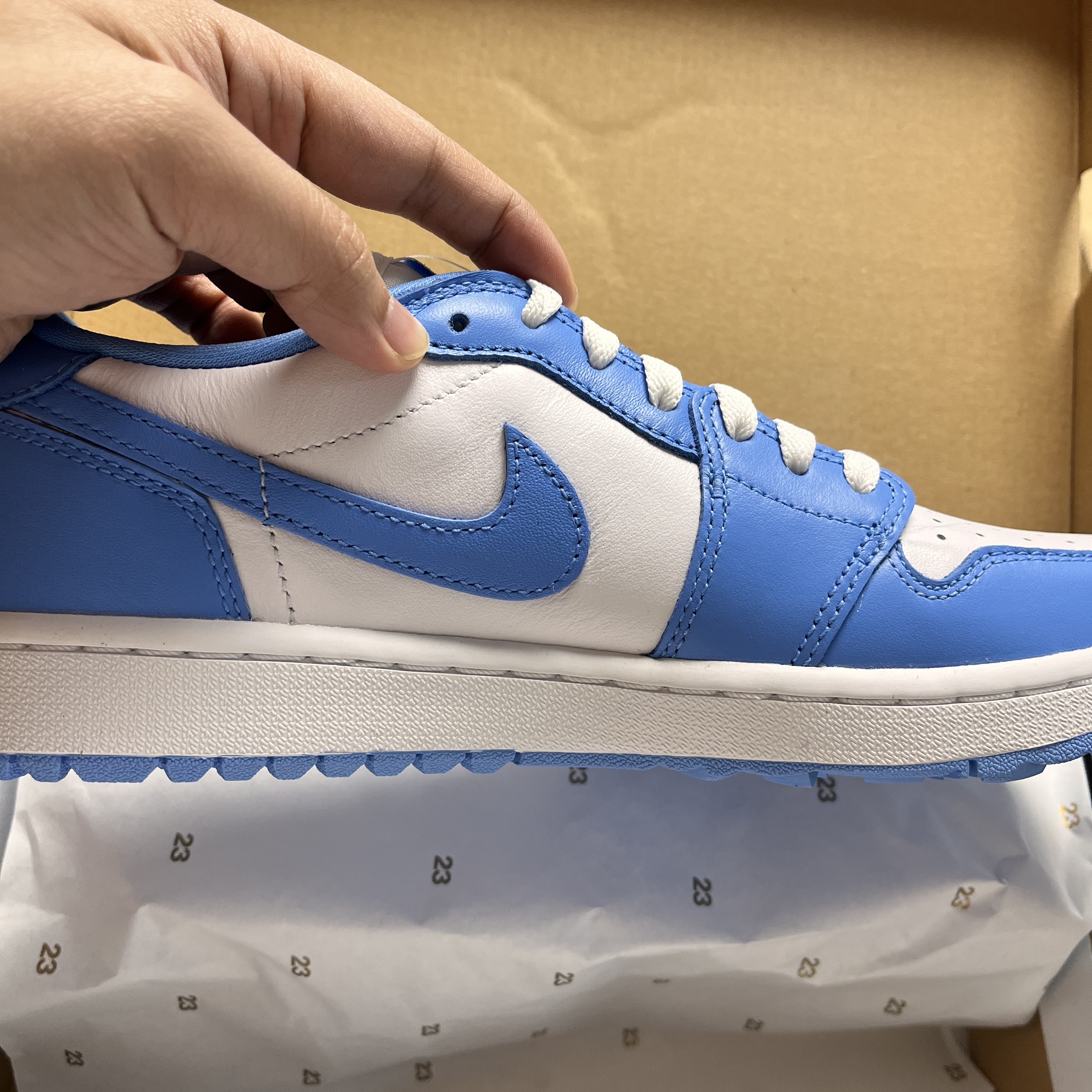 Jordan 1 Low Golf White and University Blue 착용 스타일 - 1