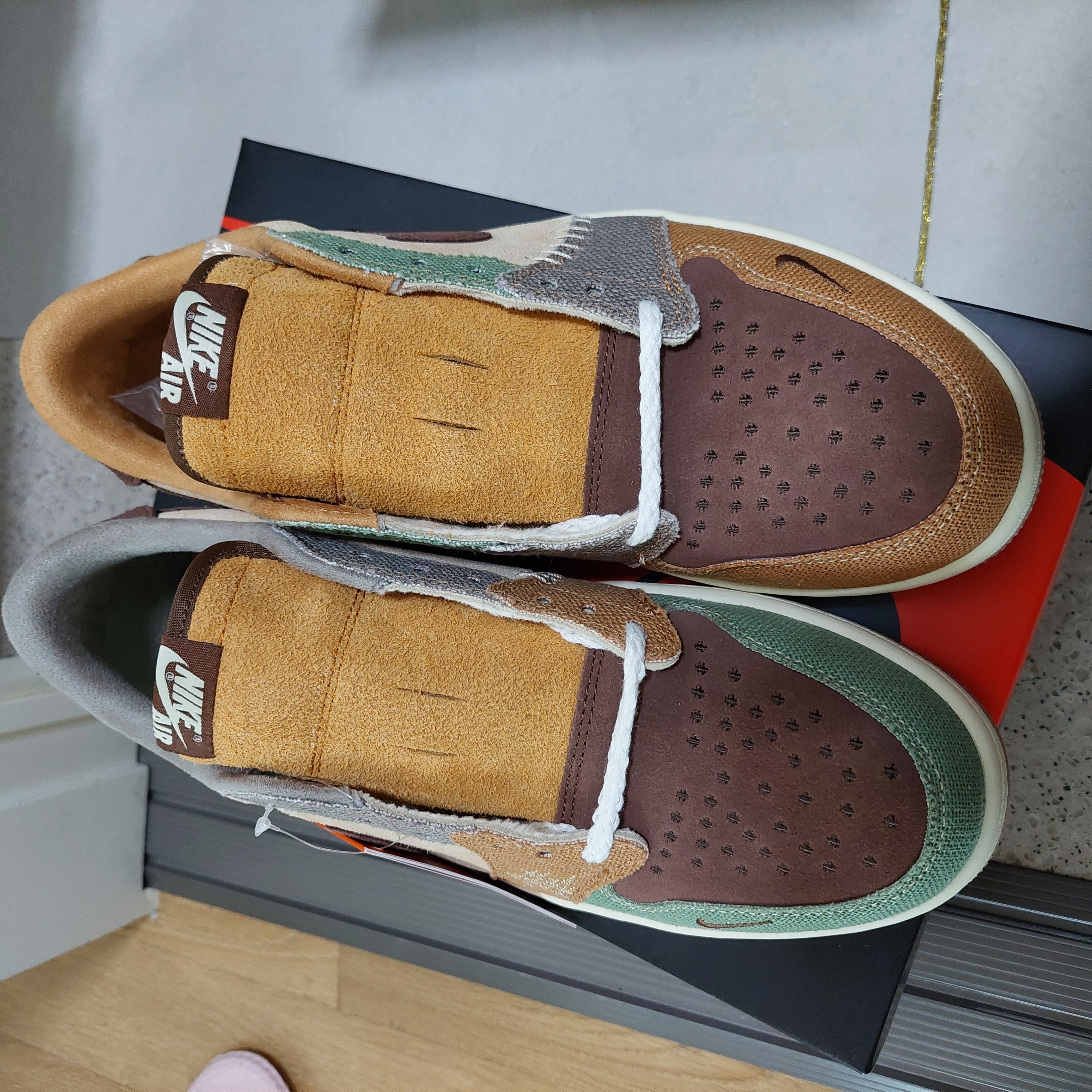 Jordan 1 x Zion Williamson Retro Low OG Flax and Oil Green 착용 스타일 - 1