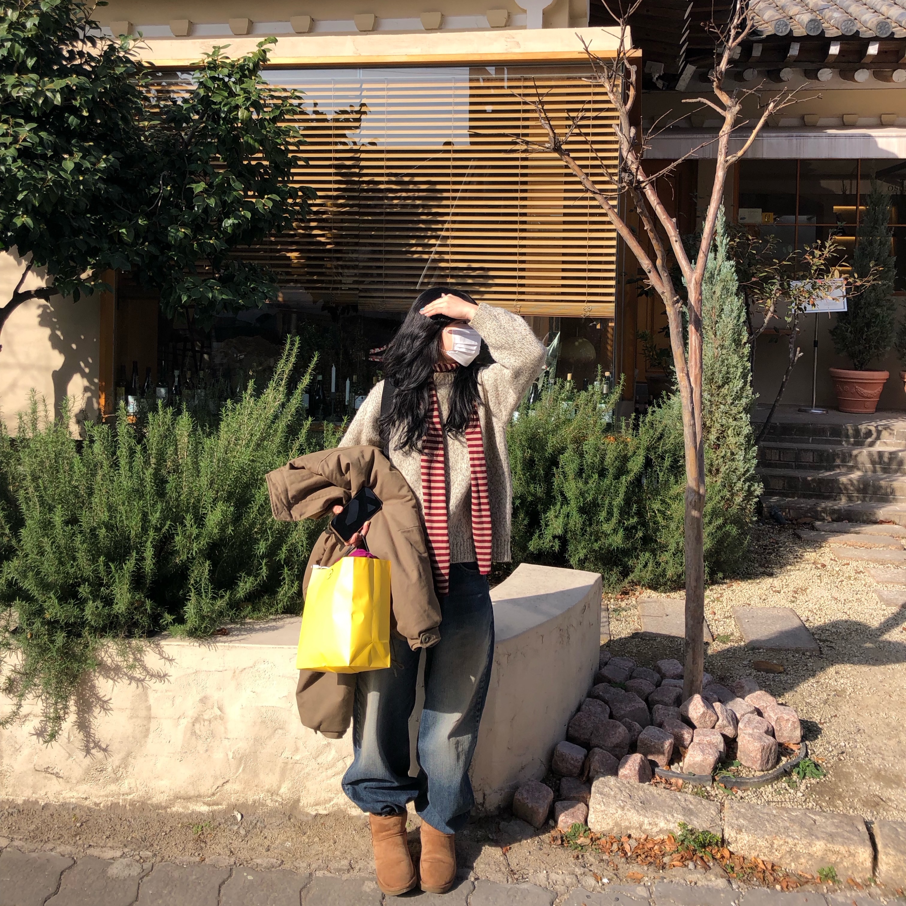 Uniqlo U Drawstring Shoulder Bag Black, (W) UGG Classic Mini II Boots Chestnut 착용 스타일 - 3