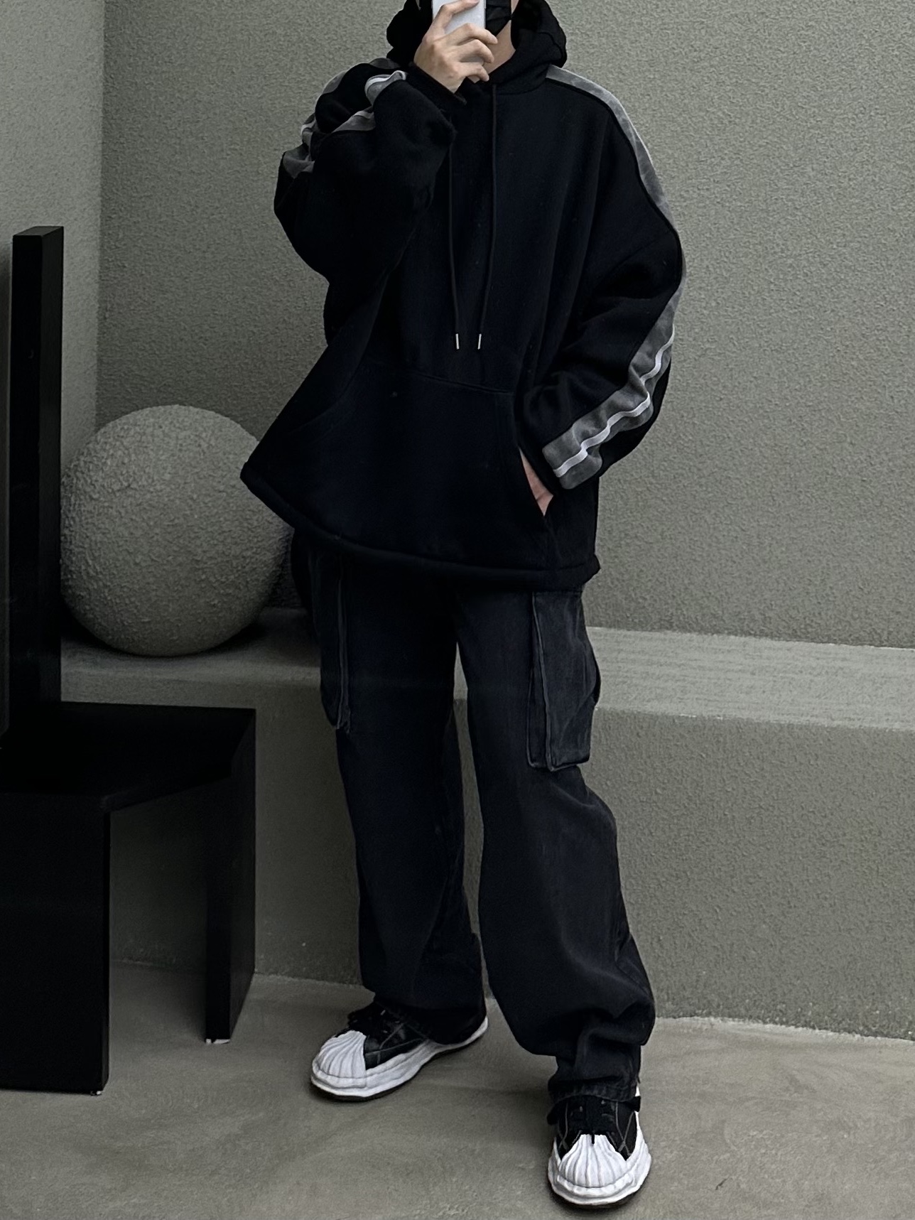 Maison Mihara Yasuhiro Blakey OG Sole Leather Low-top Sneakers Black, Maison Mihara Yasuhiro Blakey OG Sole Canvas Low-top Sneakers Black White 착용 스타일 - 1