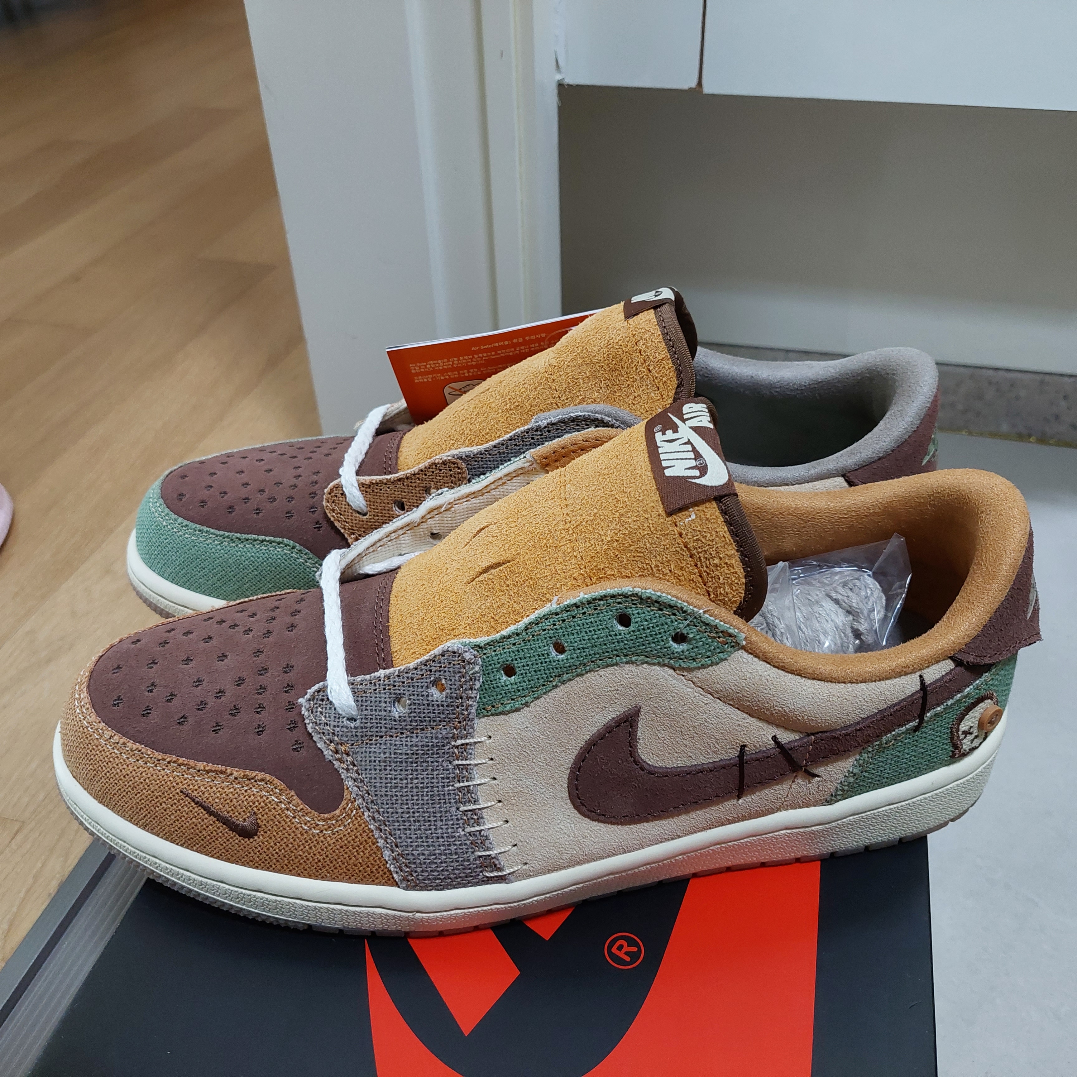Jordan 1 x Zion Williamson Retro Low OG Flax and Oil Green 착용 스타일 - 3