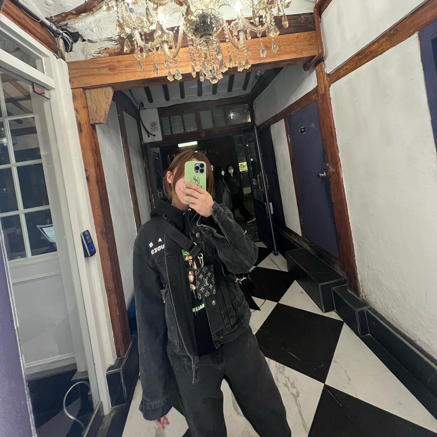 IAB Studio x Lee Denim Jacket Black, Louis Vuitton x Nigo Trio Pouch Black Monogram Denim 착용 스타일 - 3