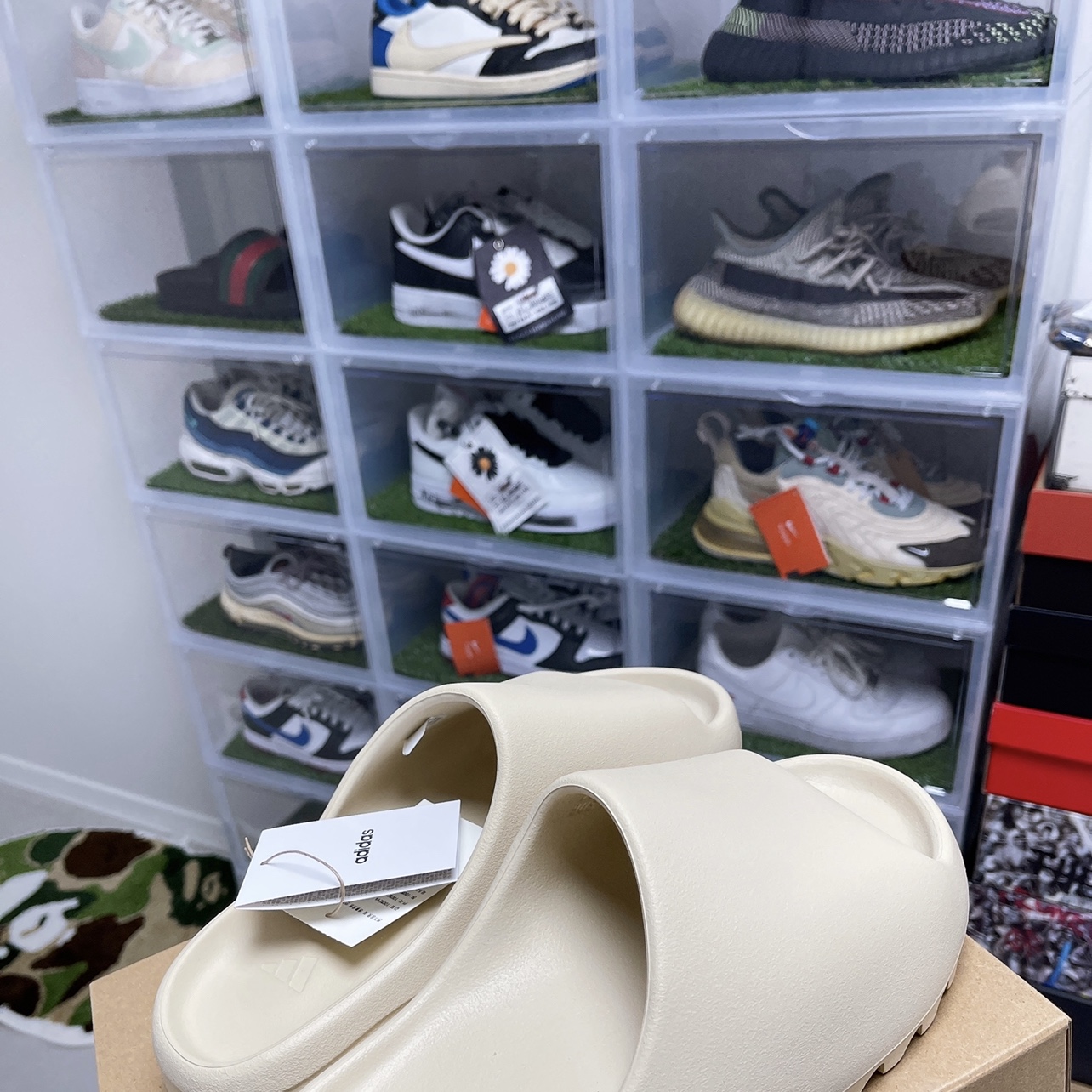 Adidas Yeezy Slide Bone 2022/2023 착용 스타일 - 1