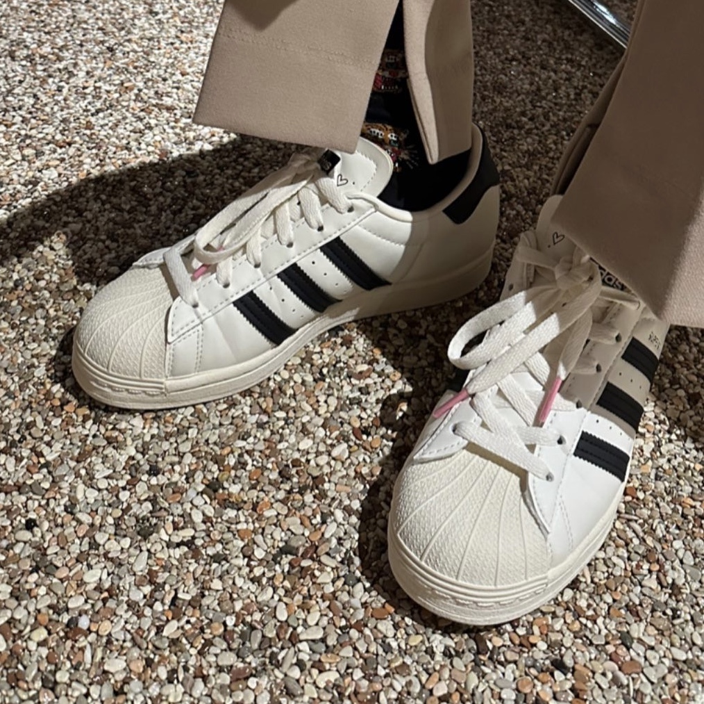 Adidas x Andre Saraiva Superstar Cream White Core Black 착용 스타일 - 2